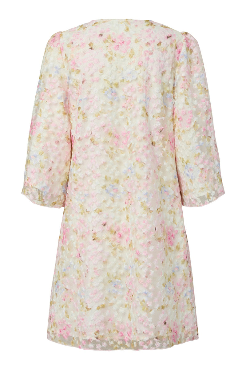 Kort hvid kjole med pastelfarvede blomster og trekvartærmer.
