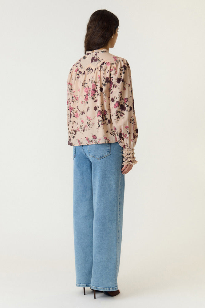 YASSILLE - Blomstret bluse med fine ærmer