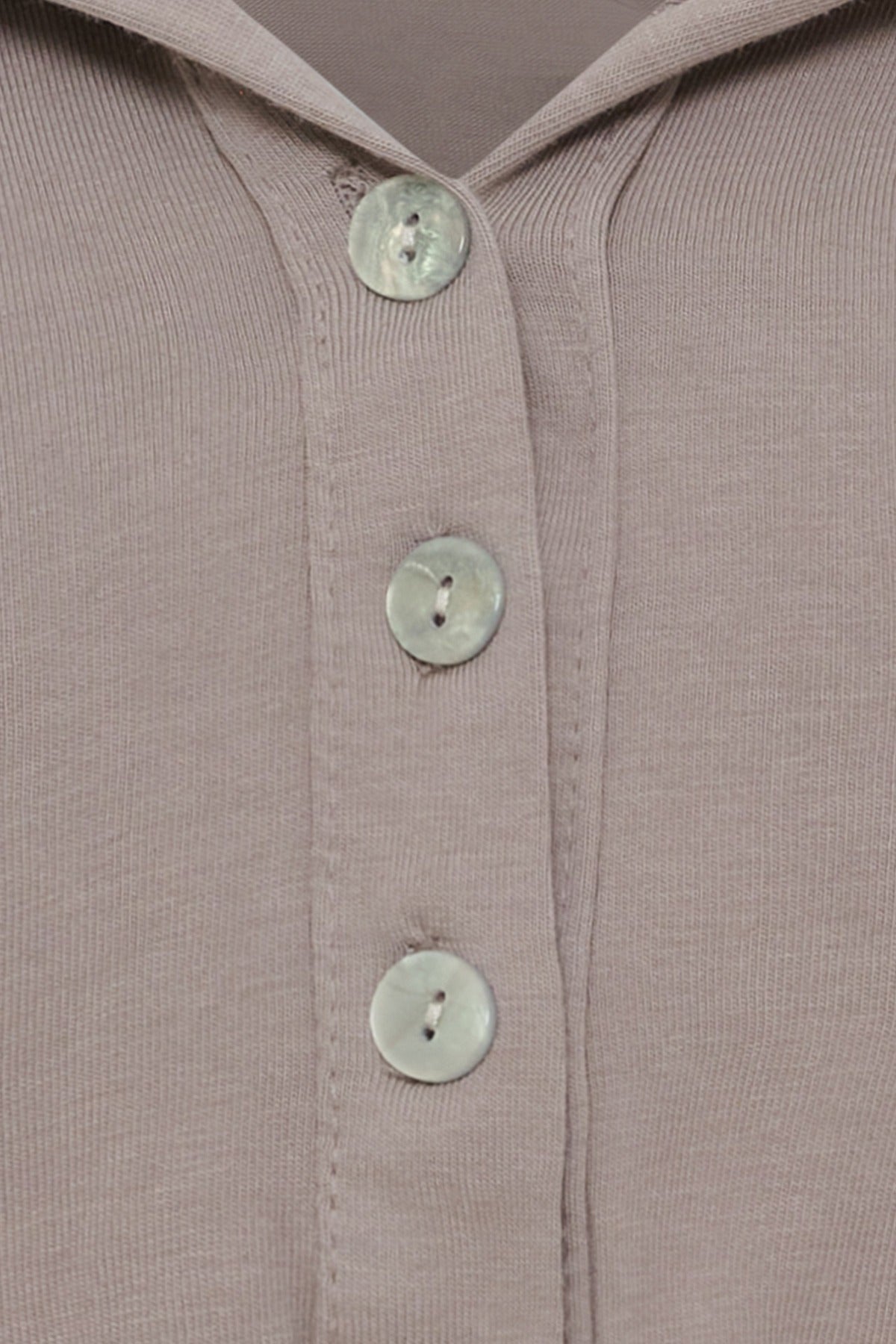 Kortærmet bluse i fango med hætte og tre store knapper i perlemorfinish.