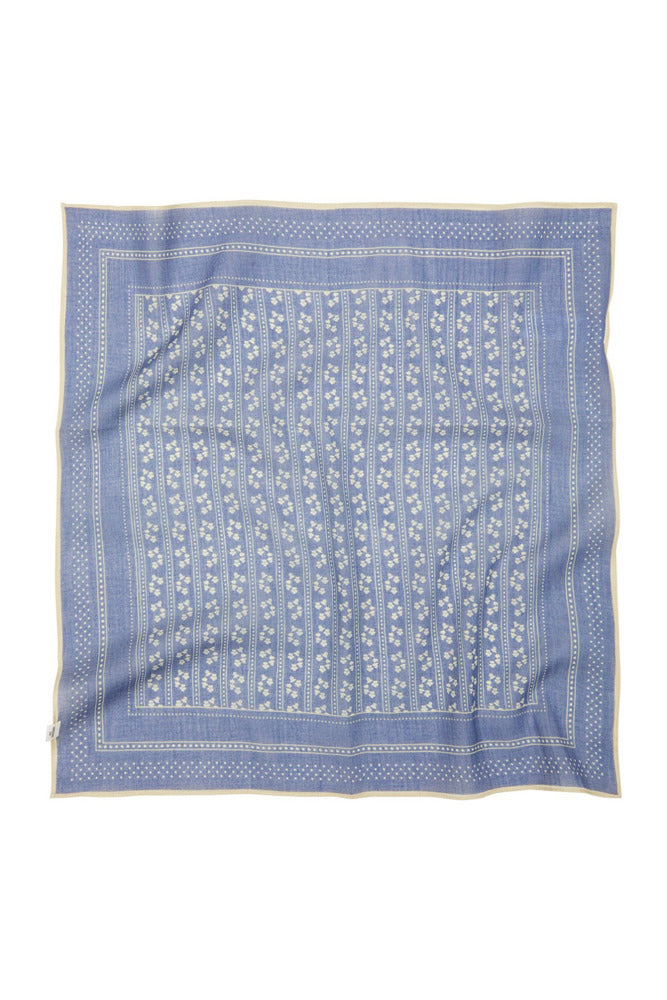 Lys vintage indigo blå bomulds tørklæde med delikat hvidt mønster og fin kant.