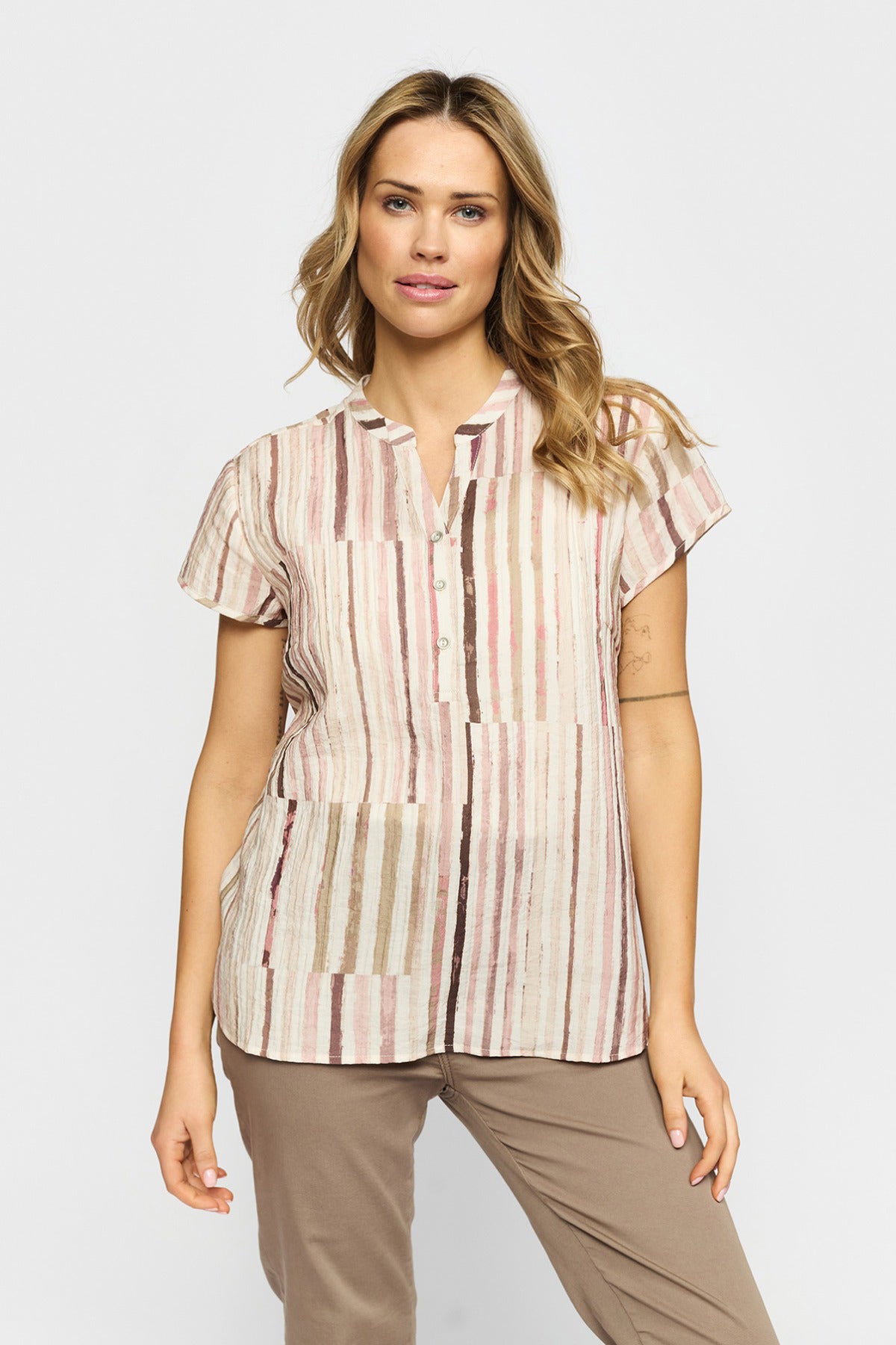 Kortærmet bluse med lodrette rosa og beige striber, let og luftig pasform.