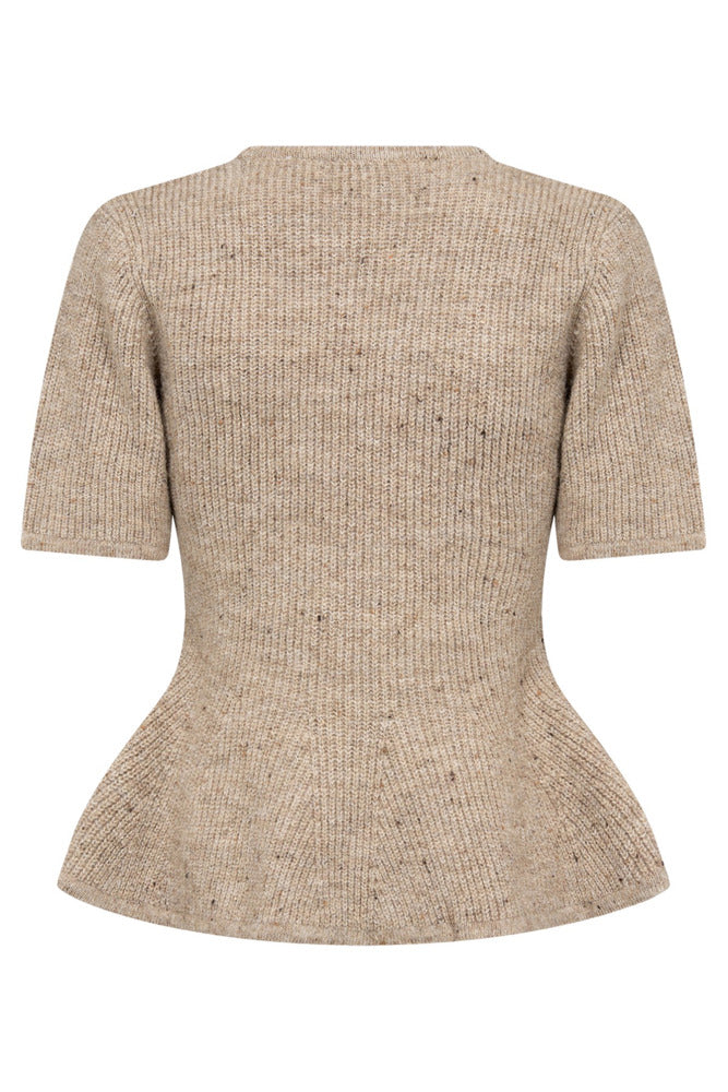 Kortærmet strikbluse i taupe med peplum og ribstrikket struktur.