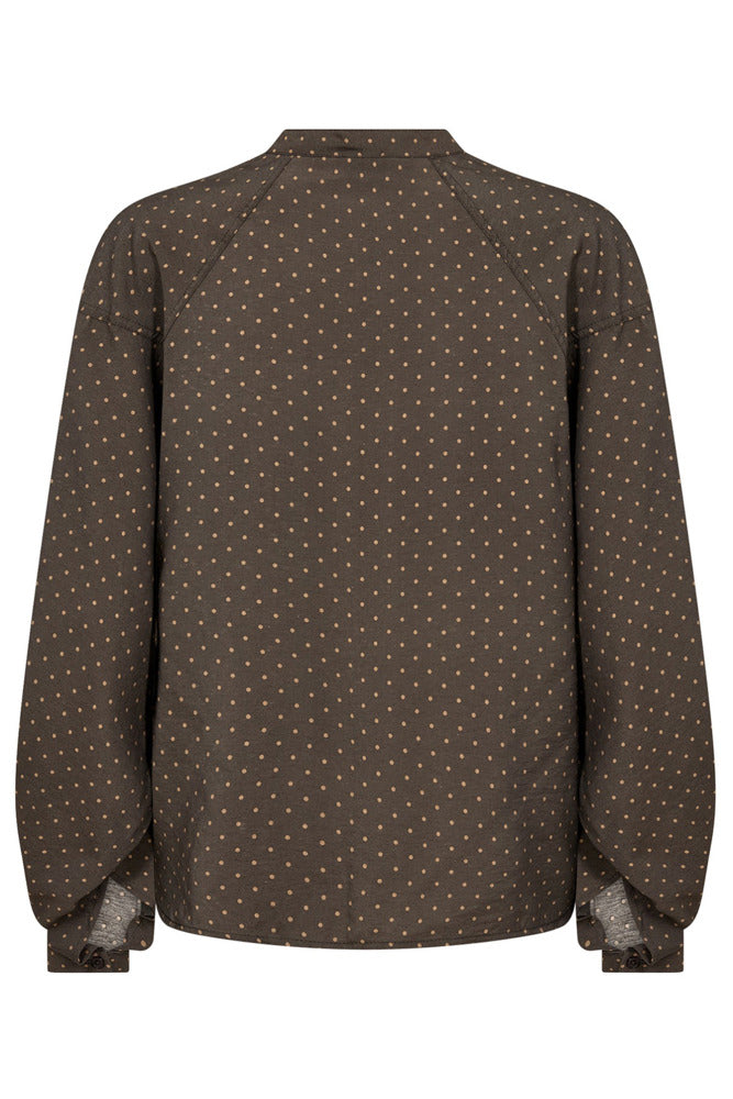 Langærmet mørkebrun skjortebluse med små beige prikker og knapper ved manchetter.