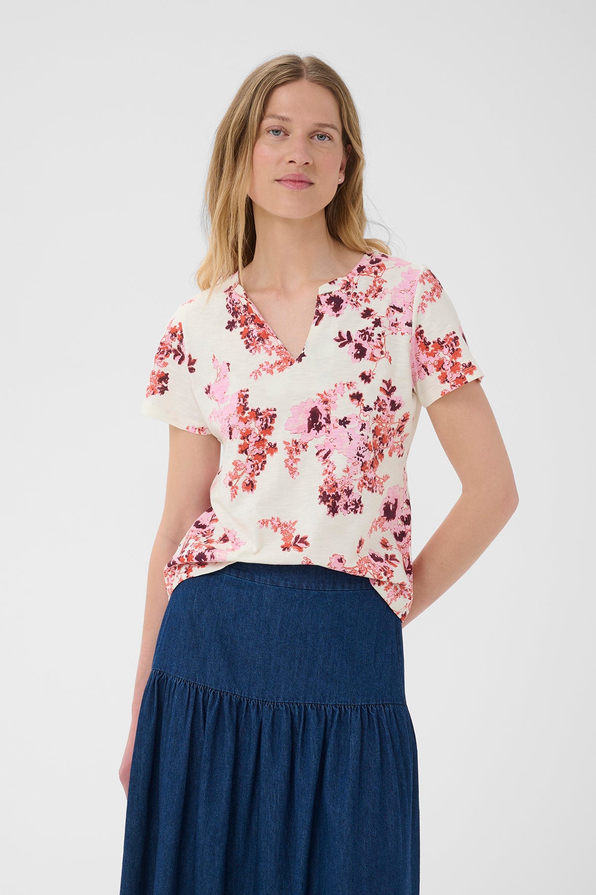 Kortærmet bluse med pink og rødt blomsterprint på hvid bund, rund hals med slids.