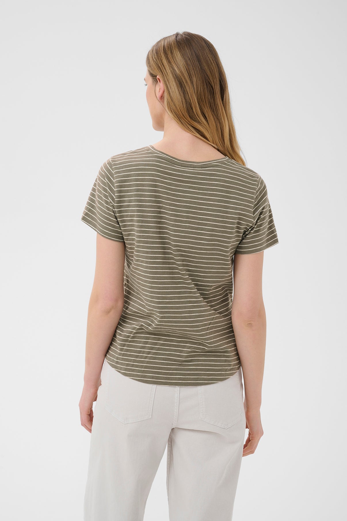 Kortærmet bluse i smuk smokey olive med fine horisontale striber, let faconsyet.