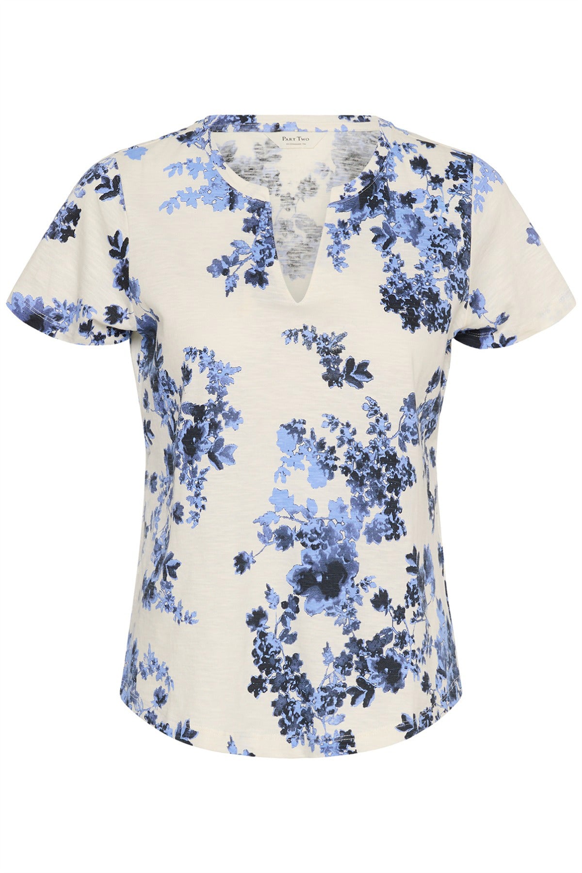 Kortærmet bluse i hvid med blå blomsterprint og V-udskæring.