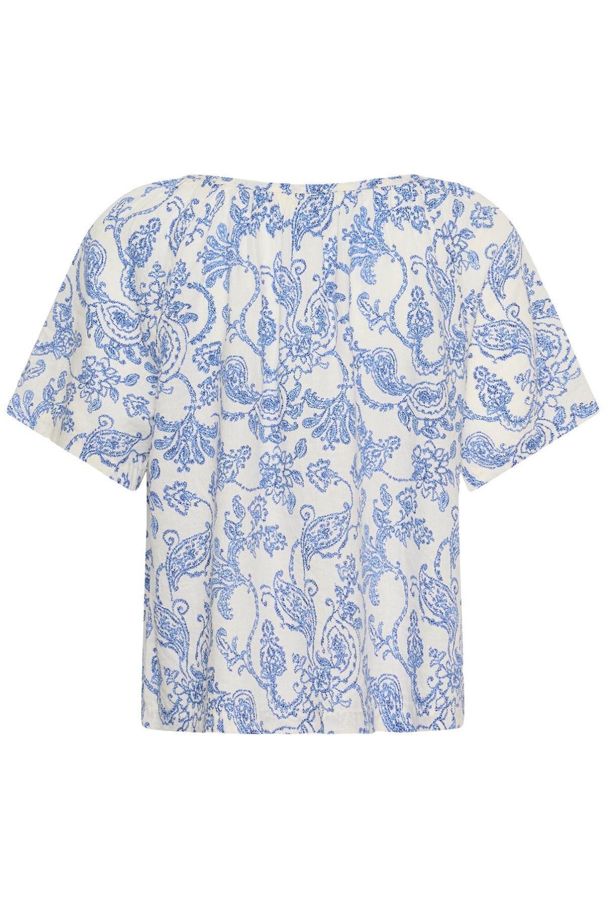 Kortærmet bluse i hør viskose med blå blomster- og paisleyprint på hvid baggrund.