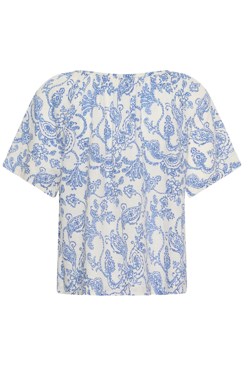 Kortærmet bluse i hør viskose med blå blomster- og paisleyprint på hvid baggrund.