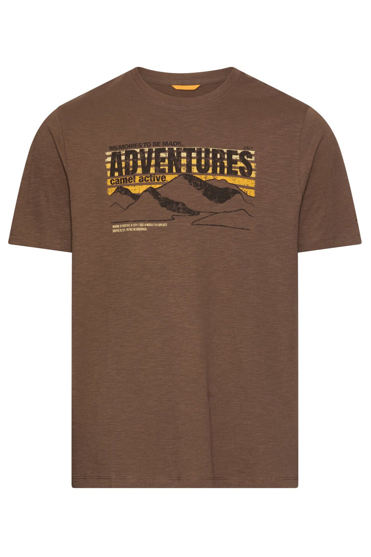 Kortærmet mudderbrun t-shirt med grafisk print af bjerge og teksten "Adventures".