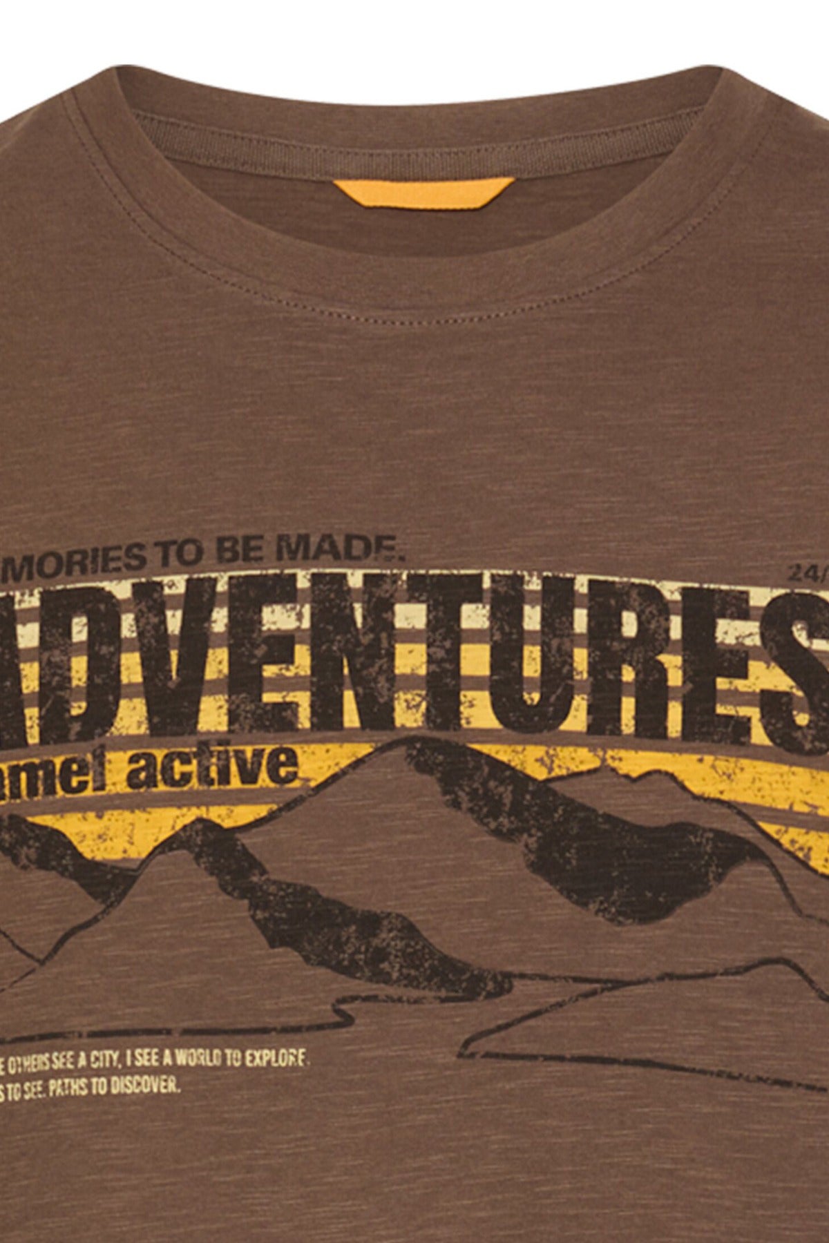 Kortærmet mudderbrun t-shirt med rund hals og gul-sort adventures print foran.