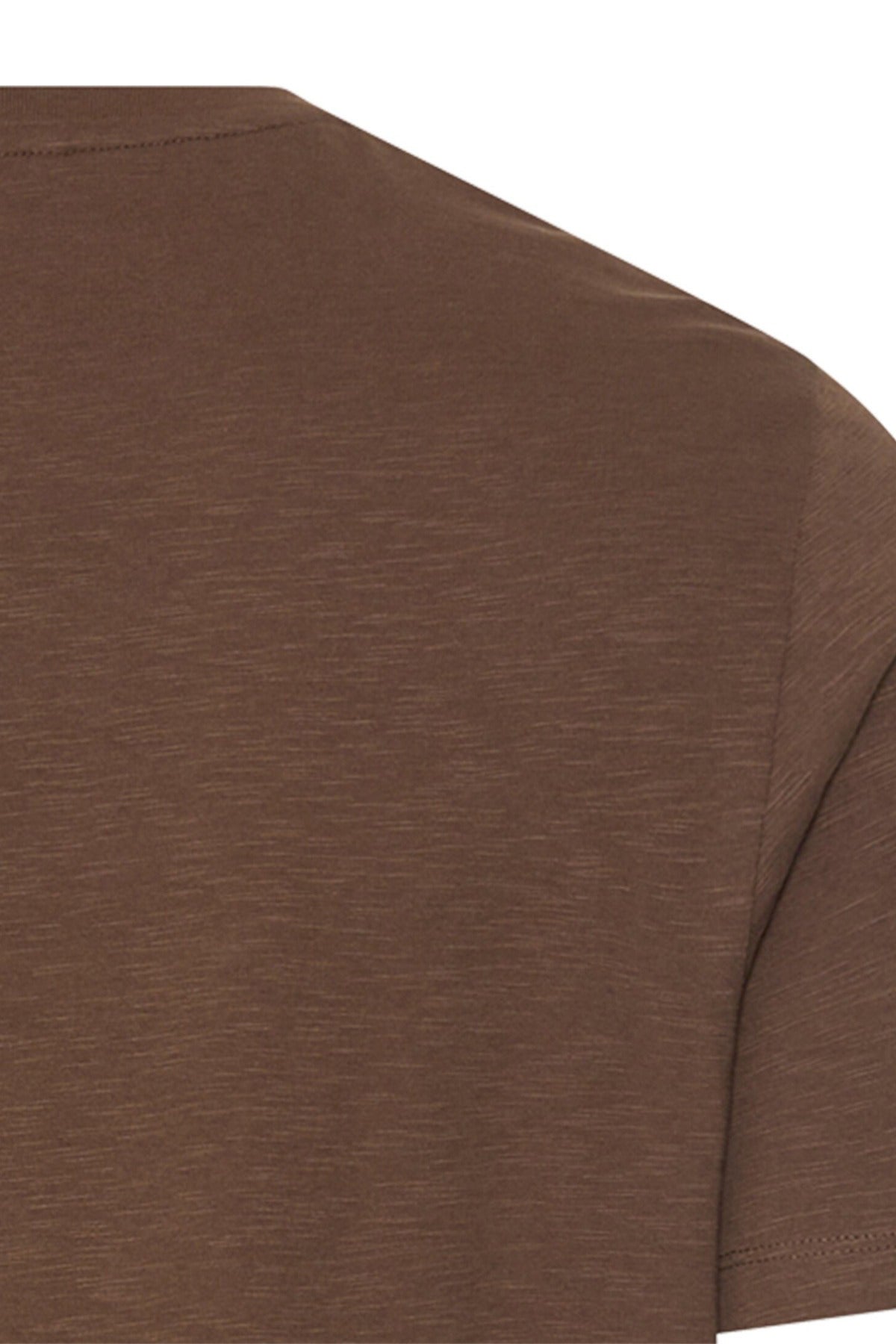 Kortærmet t-shirt i mud brown med struktur og rund hals, set bagfra og tæt på skulderdetaljerne.