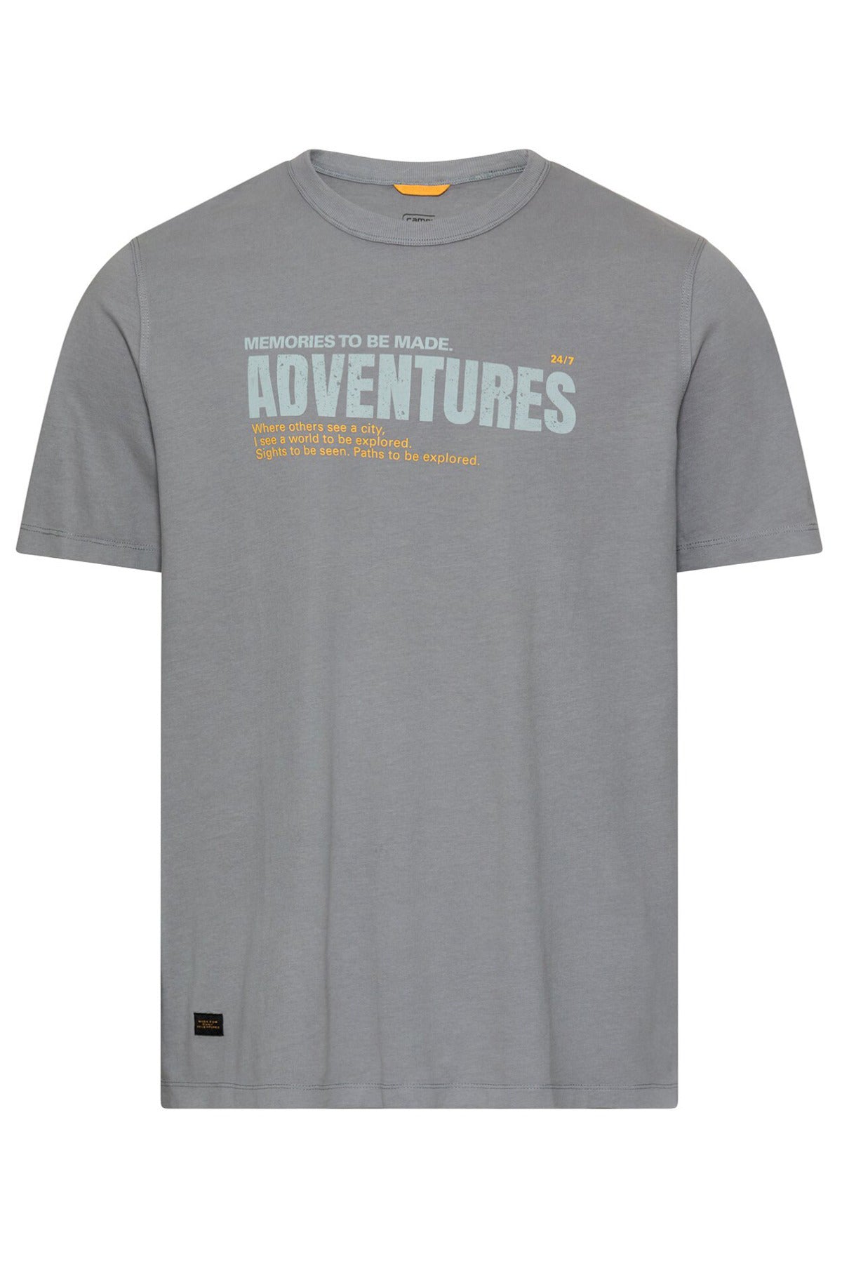 Stormy blue kortærmet t-shirt med rund hals og printet teksten "Adventures" foran.