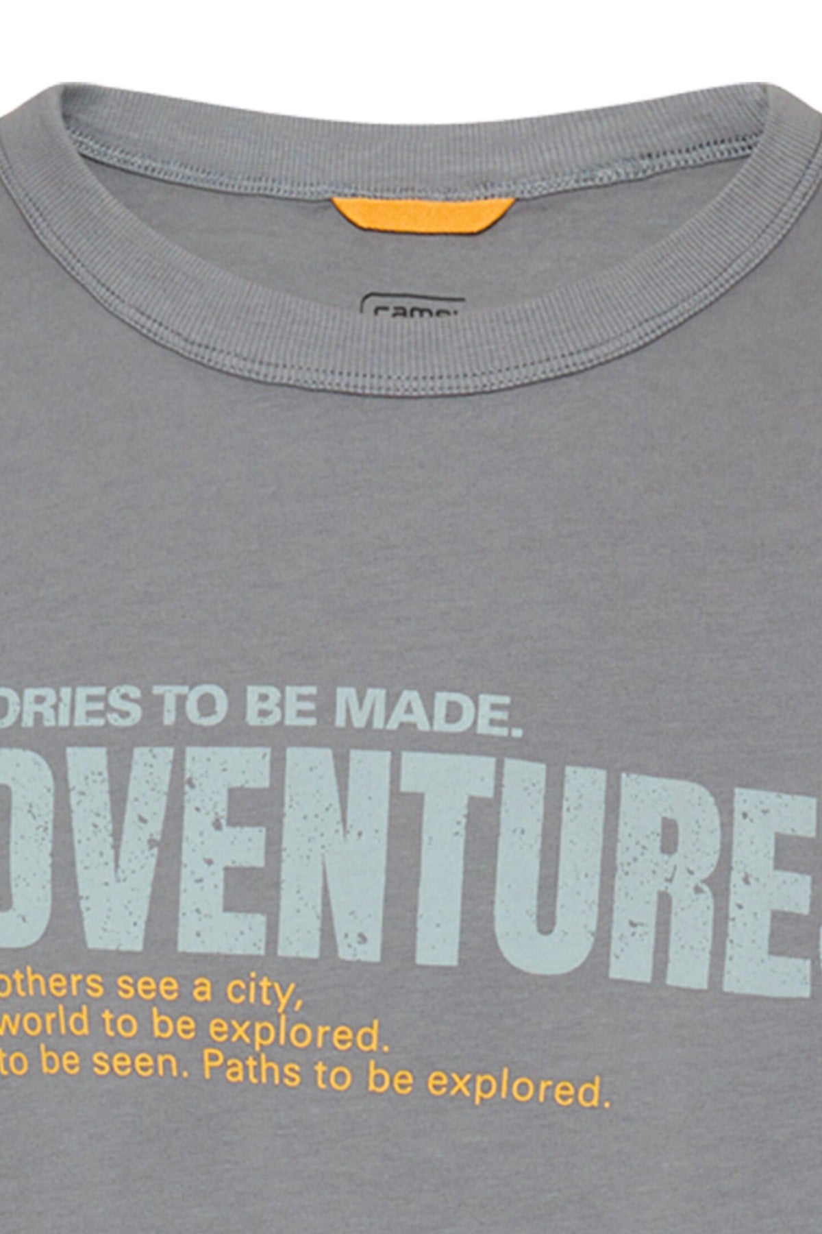 Kortærmet t-shirt i stormy blue med rund hals og hvid og gul tekstprint "Adventure" foran.