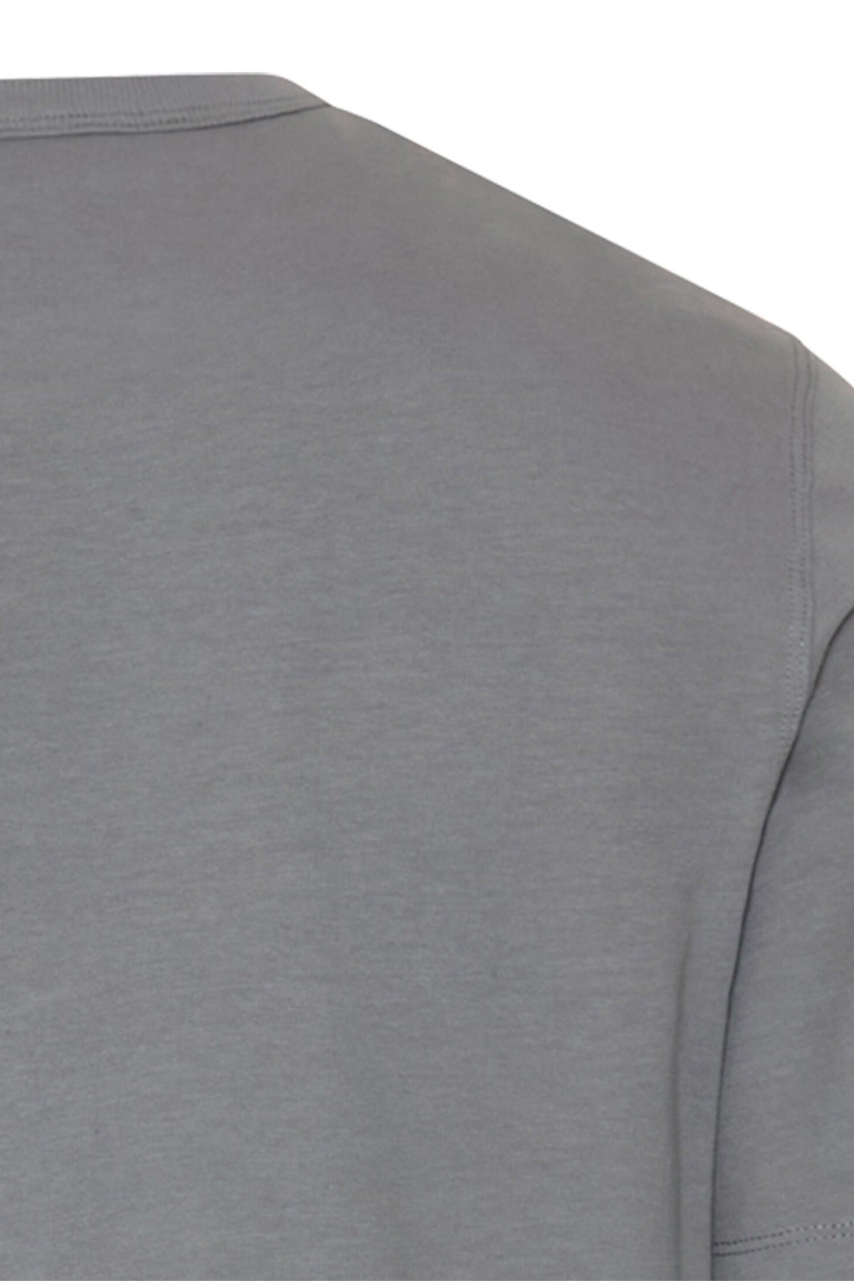 Kortærmet t-shirt i støvet blå med rund hals og glat stof.