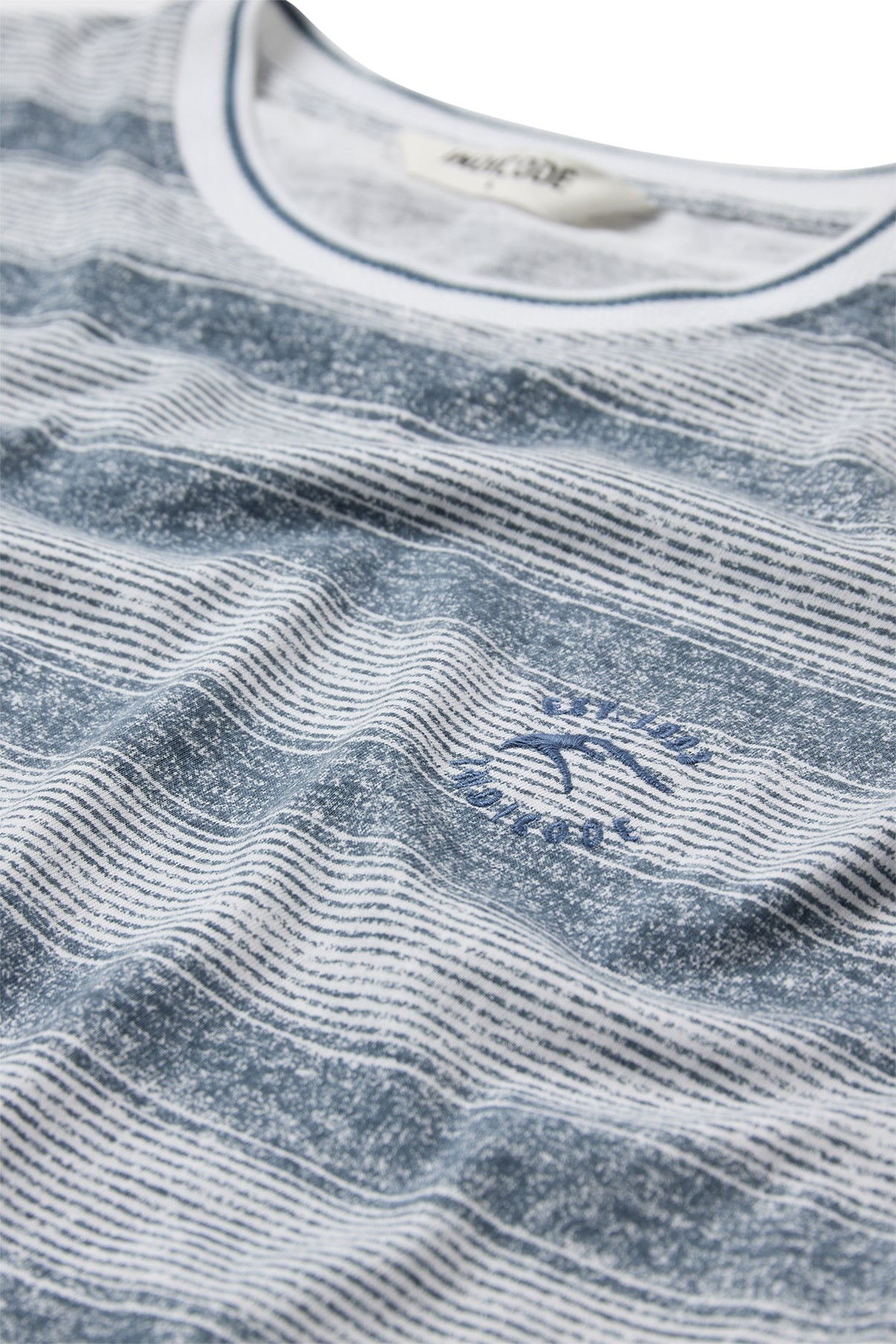Teal stribet t-shirt med fint printet logo ved bryst og rund hals.