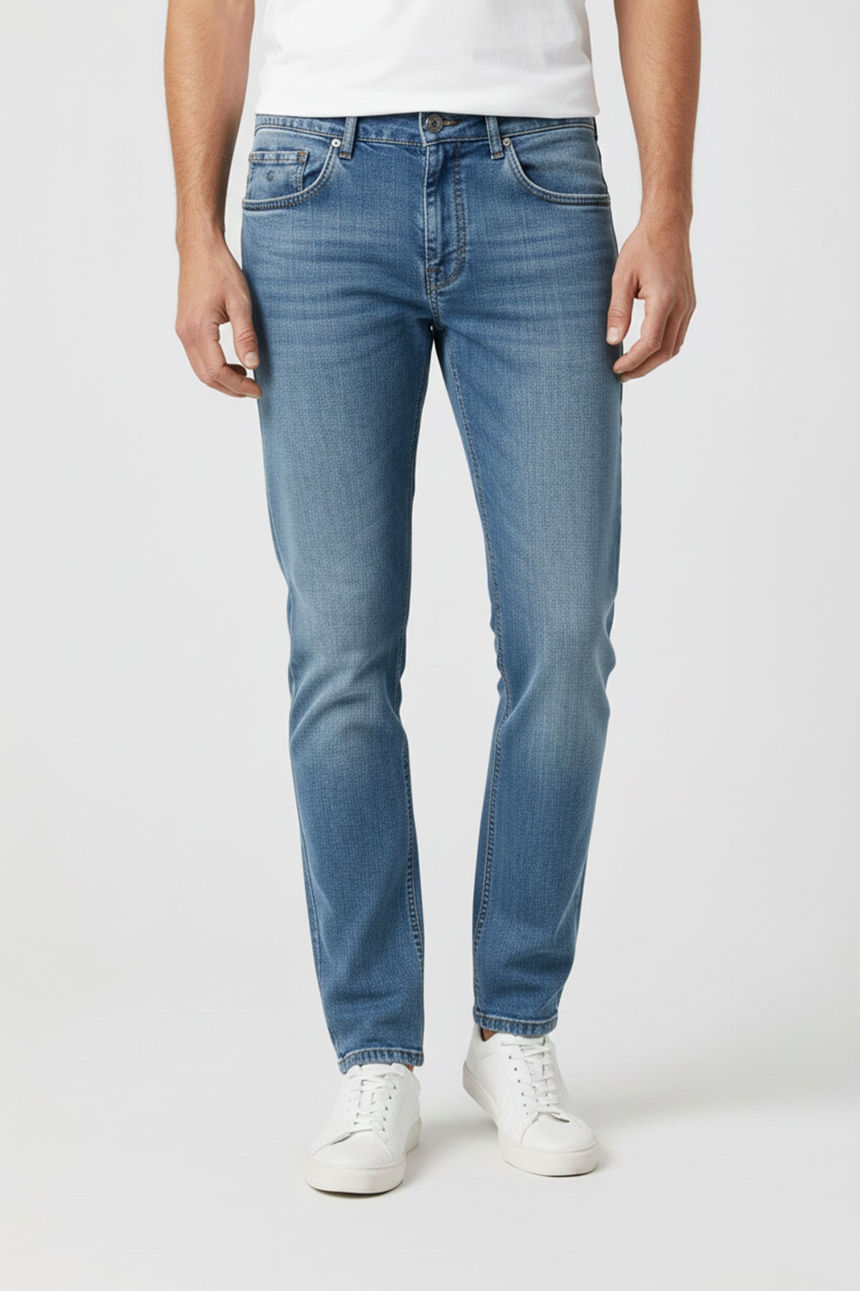 Blå slim fit stretch-jeans med lyse slidmærker og klassisk femlomme-design.
