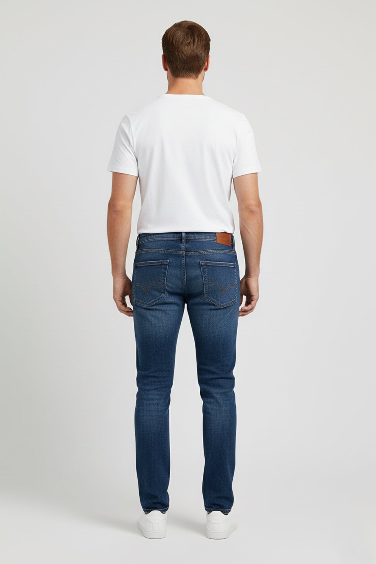 Mørkeblå stretch-jeans med smal pasform, baglommer og læderlabel bagpå waistbandet.