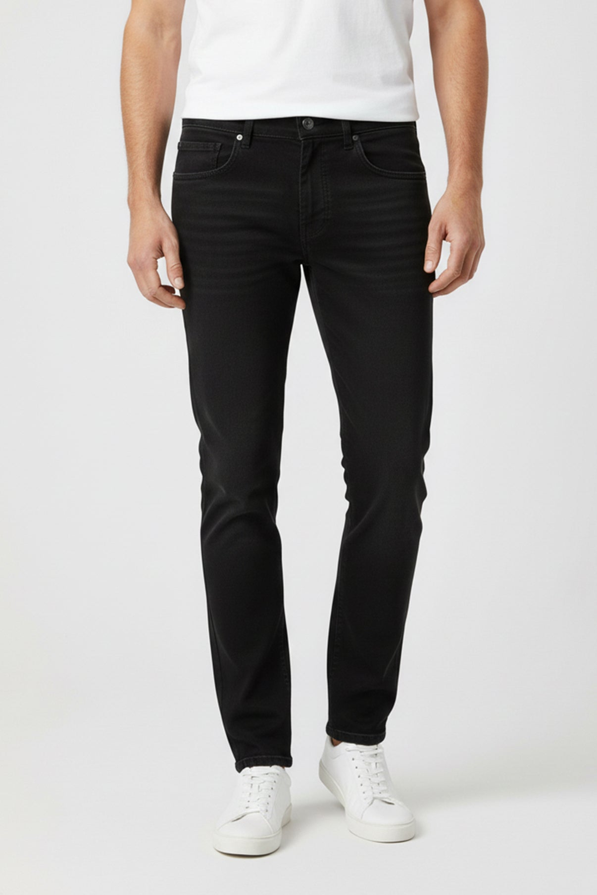 Slimfit sorte stretch-jeans med klassiske lommer og knappelukning foran.