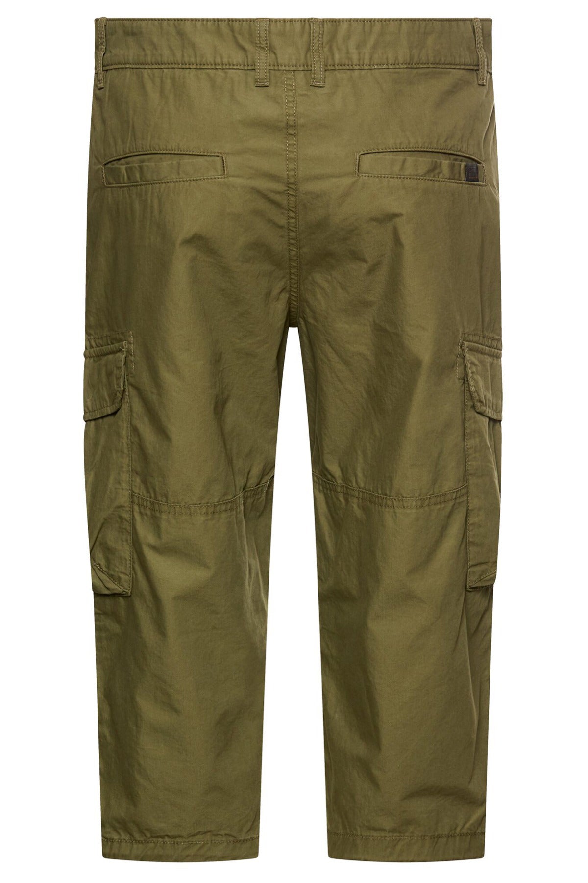 Lange olivengrønne bermudashorts med sidelommer og baglommer i let materiale.