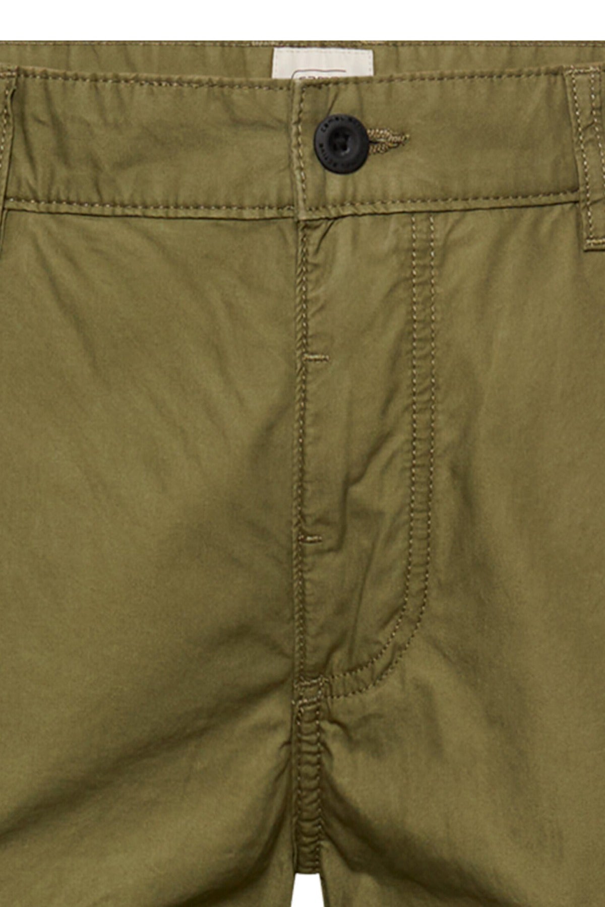 Dybe olivengrønne lange bermudashorts med knap og synlige stikninger.