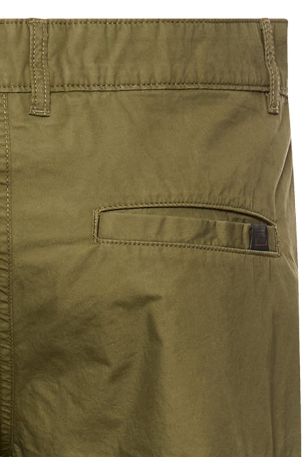 Dybe olivengrønne lange bermudashorts med baglomme og bæltestropper lavet af bomuld.