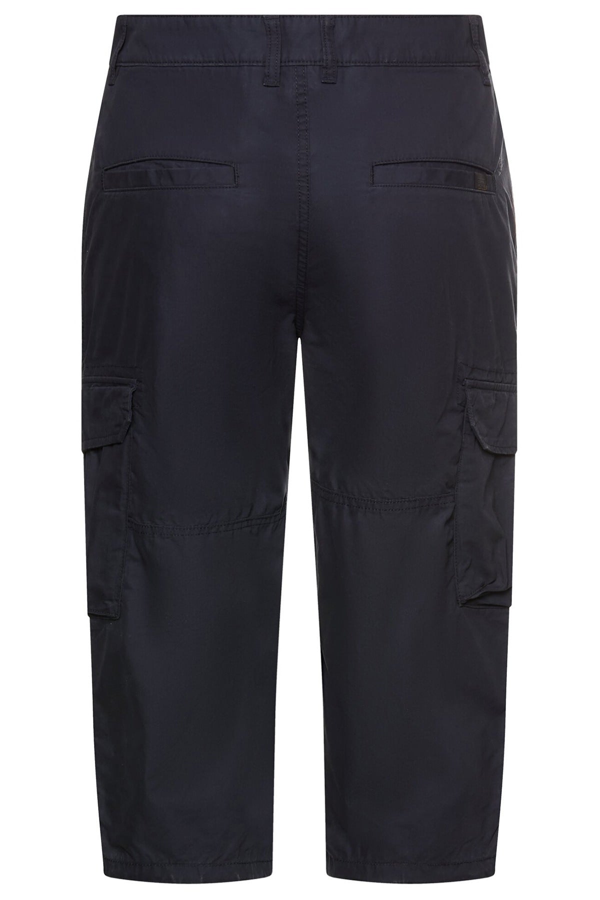 Mørkeblå lange bermudashorts med sidelommer og baglommer i afslappet pasform.