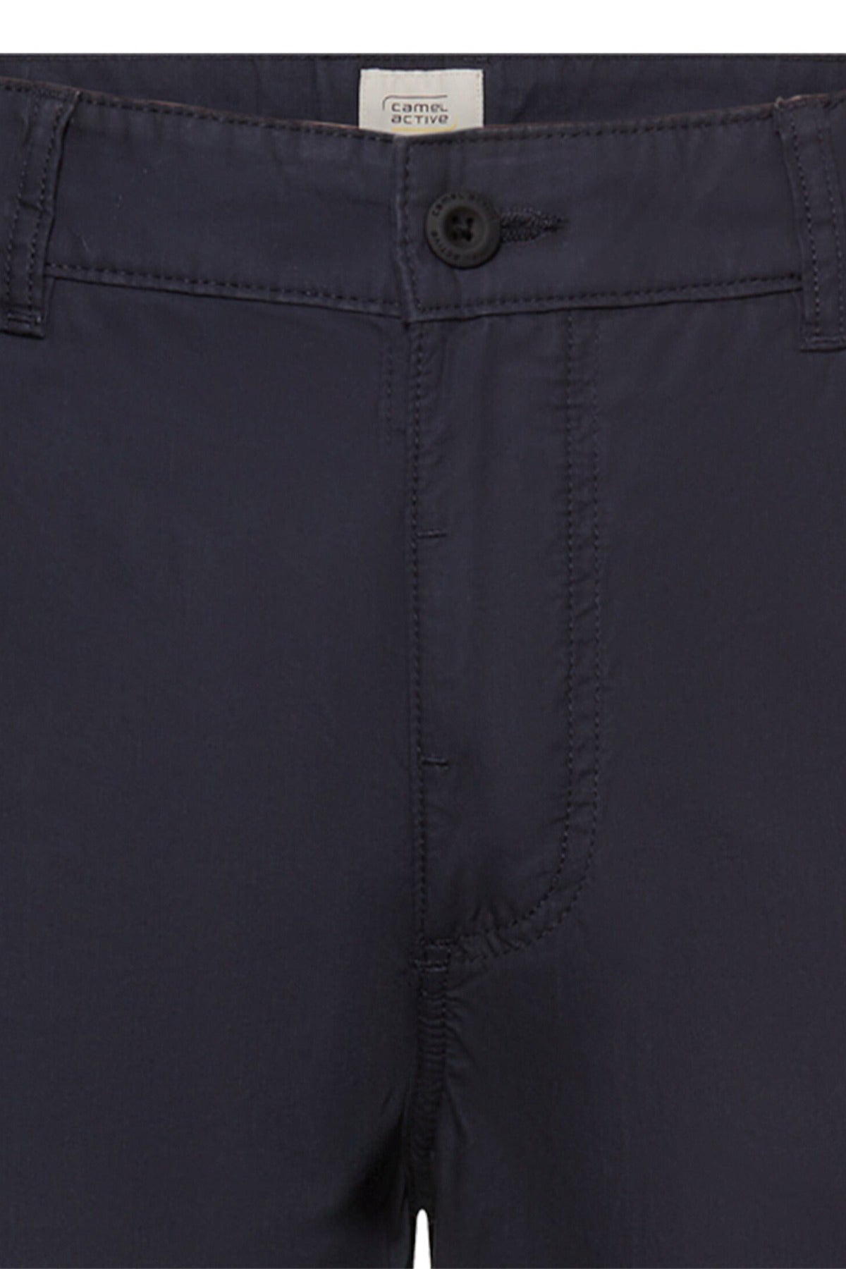 Mørkeblå lange bermuda shorts med knap og synlige stikninger foran.