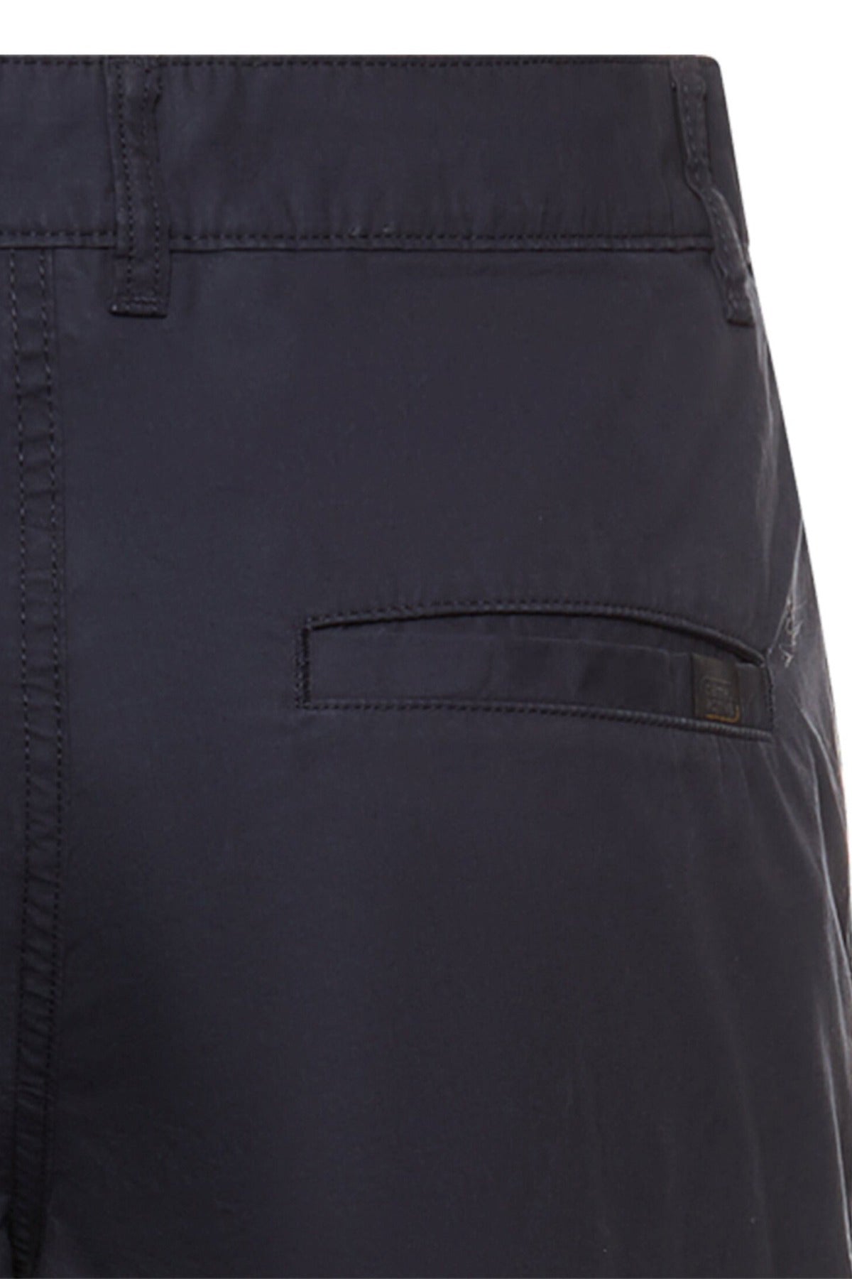 Mørkeblå lange bermudashorts med pocketdetalje og ren syning.