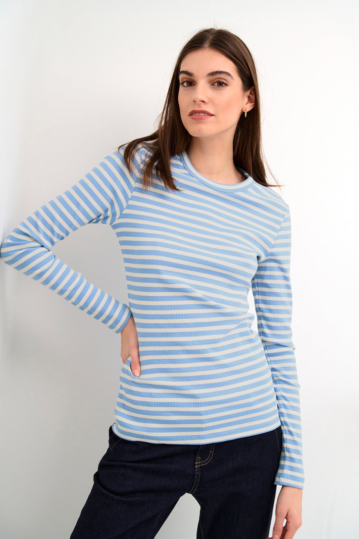 Langærmet t-shirt med Delia Robbia blå og hvide striber i tætsiddende, blød pasform.