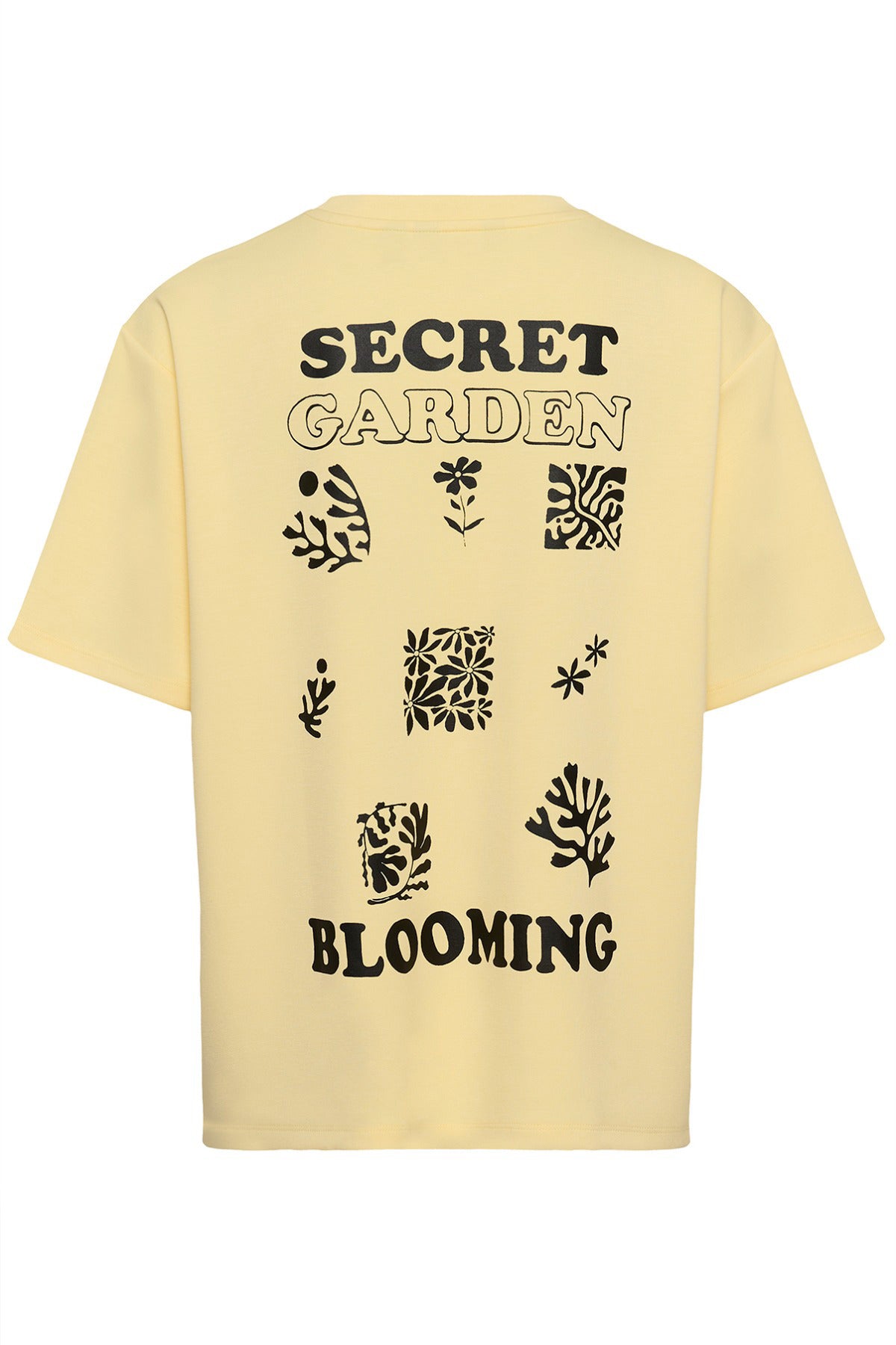 Lemon Meringue oversized t-shirt med sort blomsterprint og teksten "Secret Garden Blooming" på ryggen.