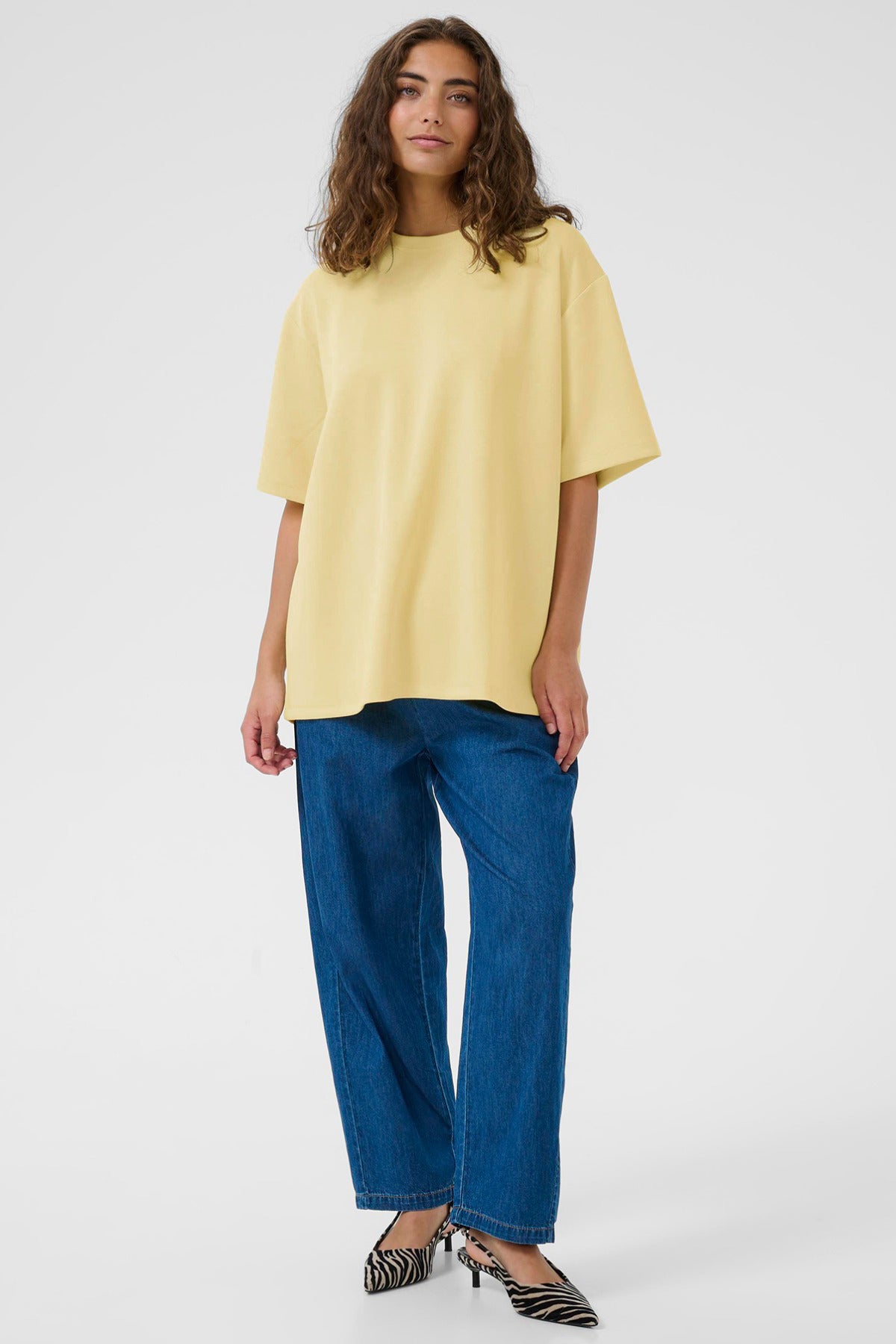 Oversize lemon meringue t-shirt med rund hals og korte ærmer på kvinde.