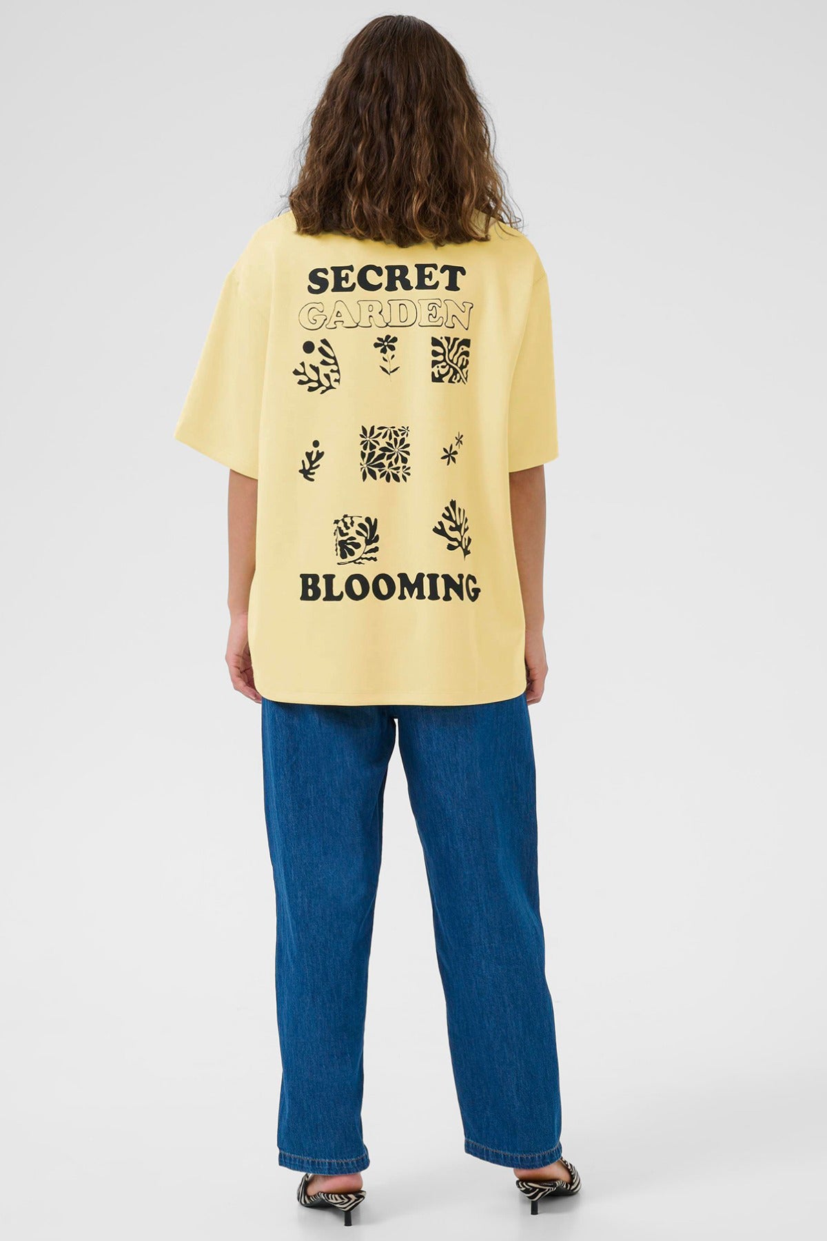Oversize lemon gul t-shirt med sort tekst og grafik på ryggen, afslappet pasform.