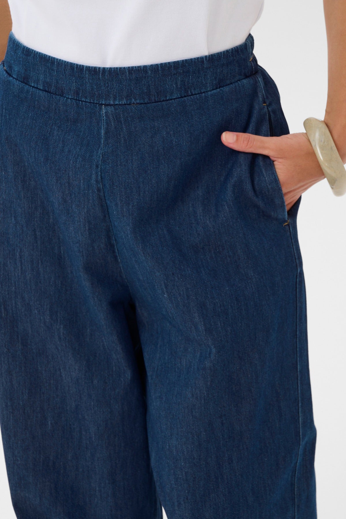 Mørkeblå denimbukser med elastisk talje og sidelommer, afslappet pasform.