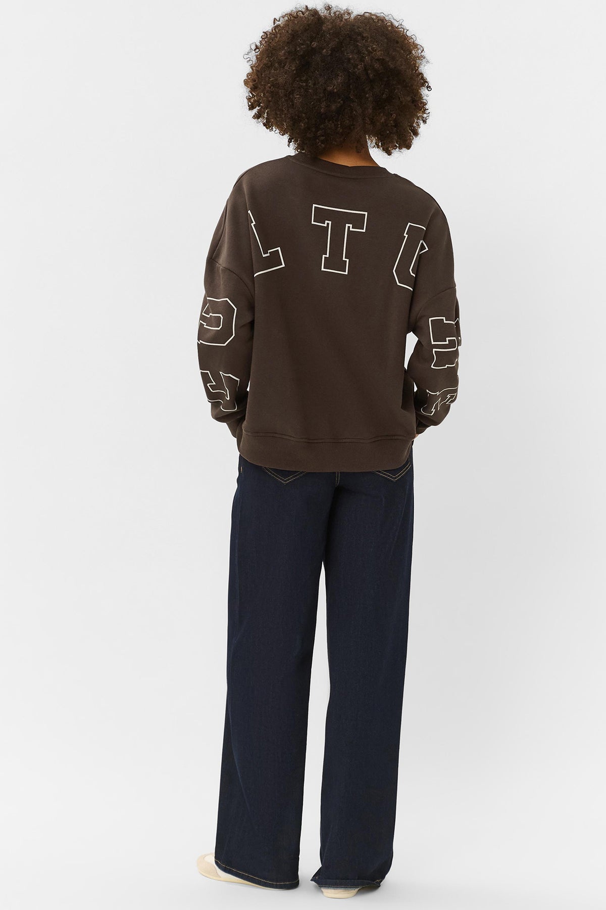 Brun sweatshirt med stort hvidt print på ryggen og ærmerne, afslappet pasform.