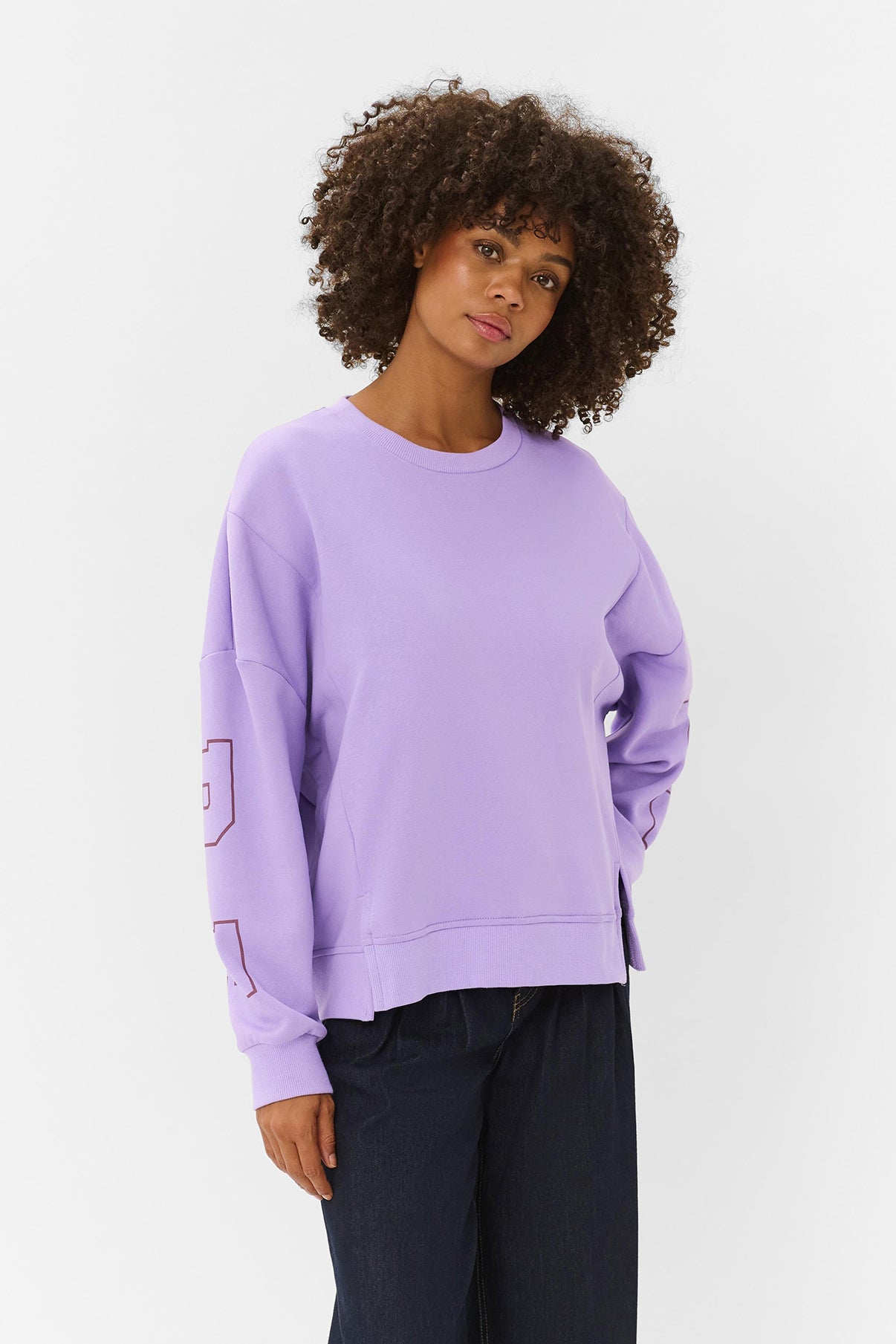 Lilla sweatshirt i oversized pasform med rund hals og printdetalje på ærmet.