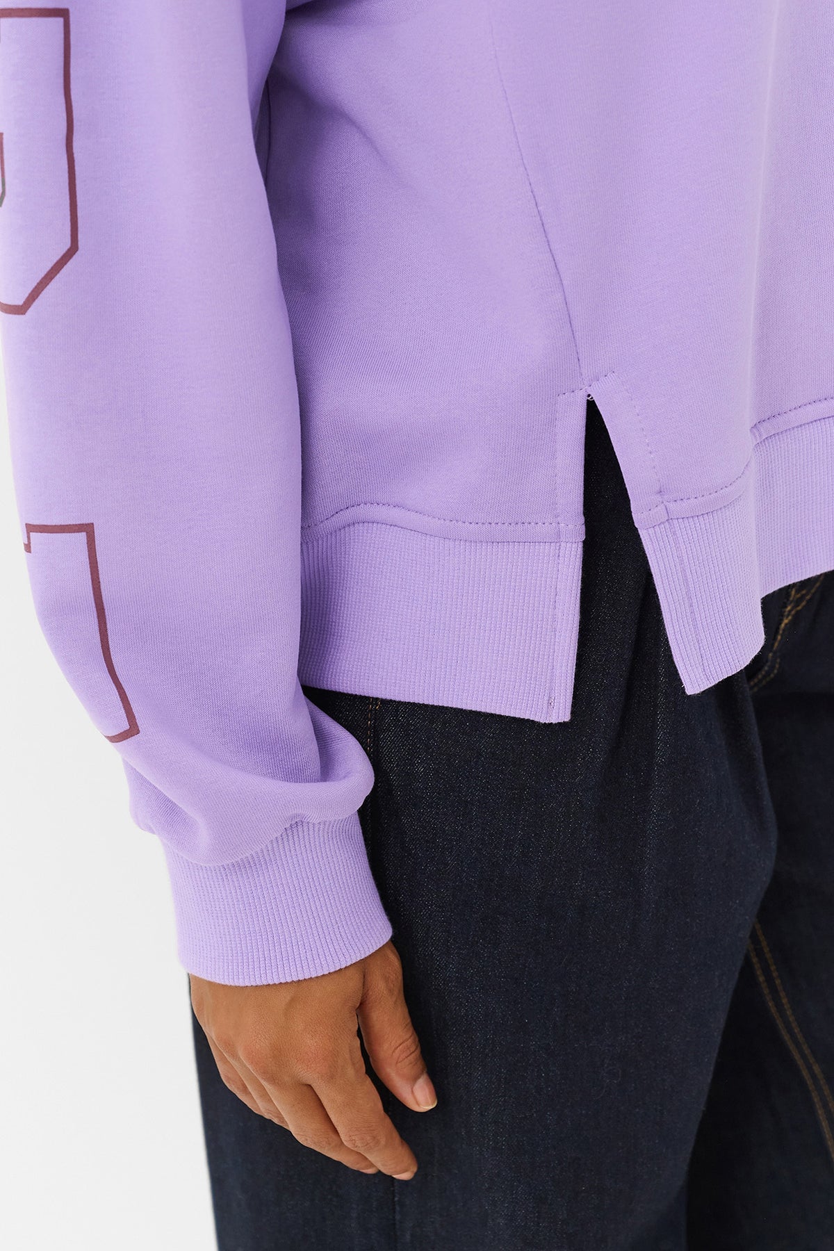 Lys violet sweatshirt med ribbet ærmekant og sideslidser nederst foran.