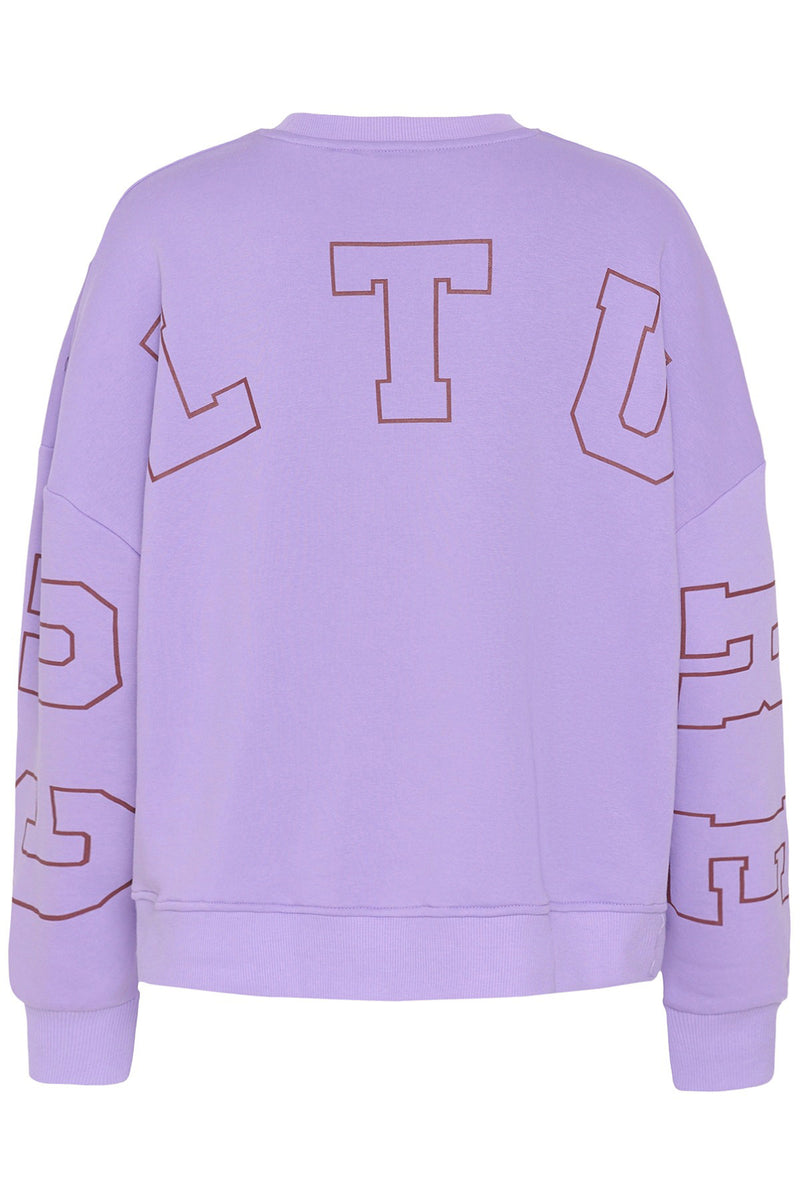 Violet tulip sweatshirt med store, kantede bogstaver printet på ryg og ærmer, rund hals og ribkant.