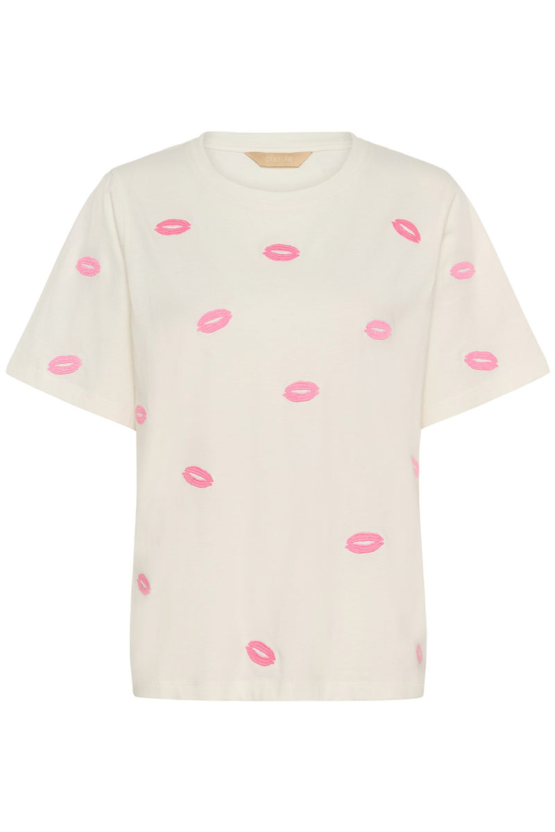 Hvid kortærmet t-shirt med rund hals og pink læbestiftsmotiv over hele fronten.