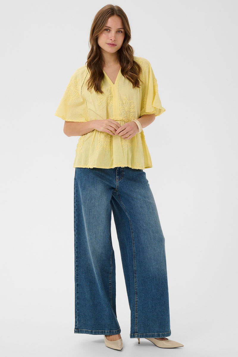 Kortærmet lemon gul bluse med fine broderidetaljer og løs pasform.