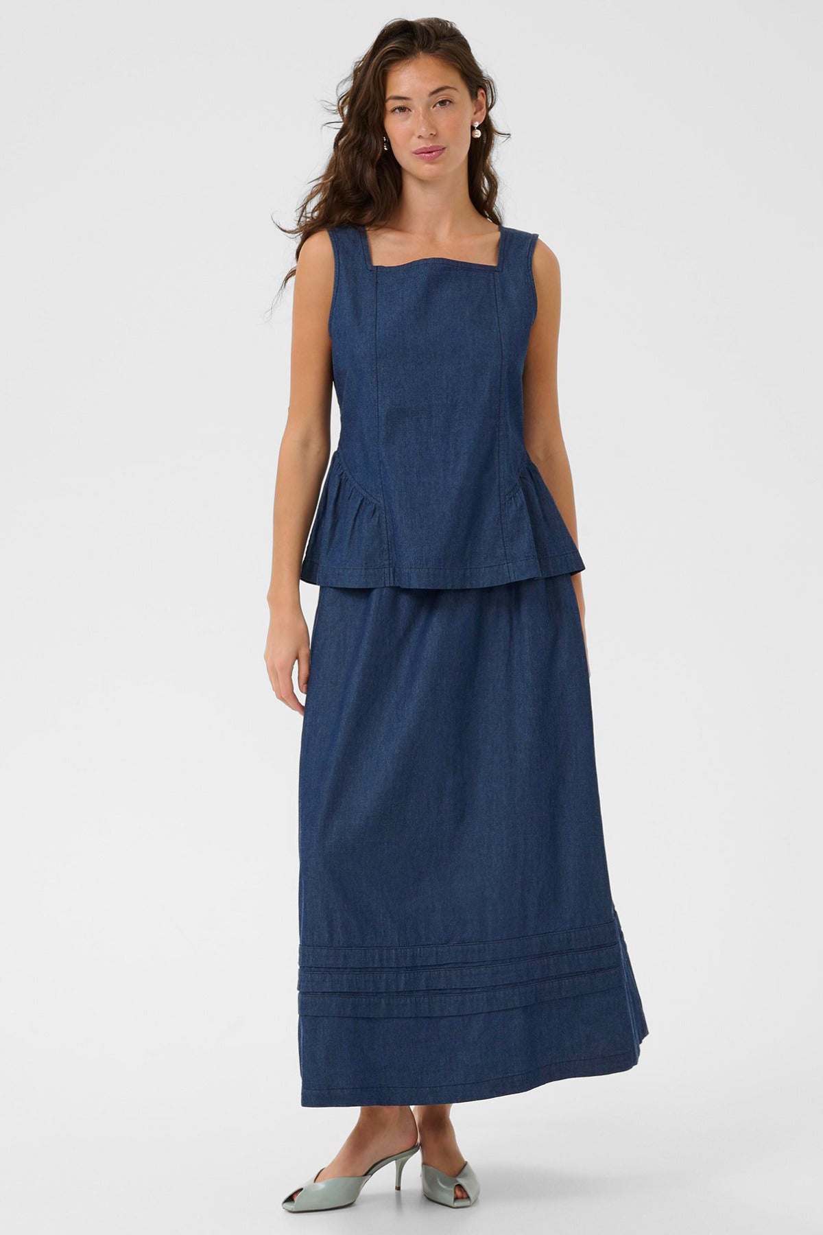 Denim top med firkantet udskæring, peplum-detalje og mørkeblå rinse wash.