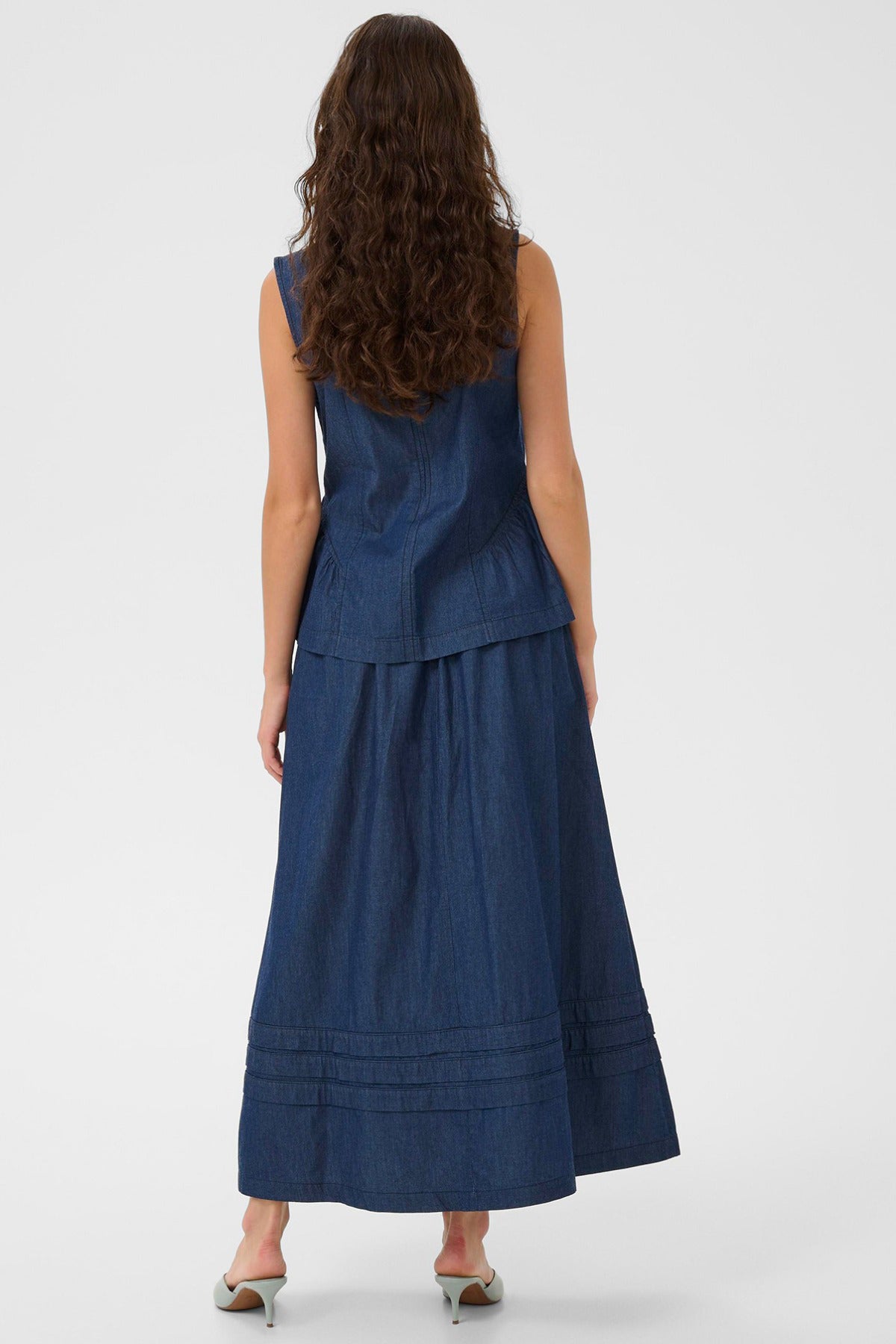 Ærmeløs denimtop med peplum og syninger i rinse wash, set bagfra.