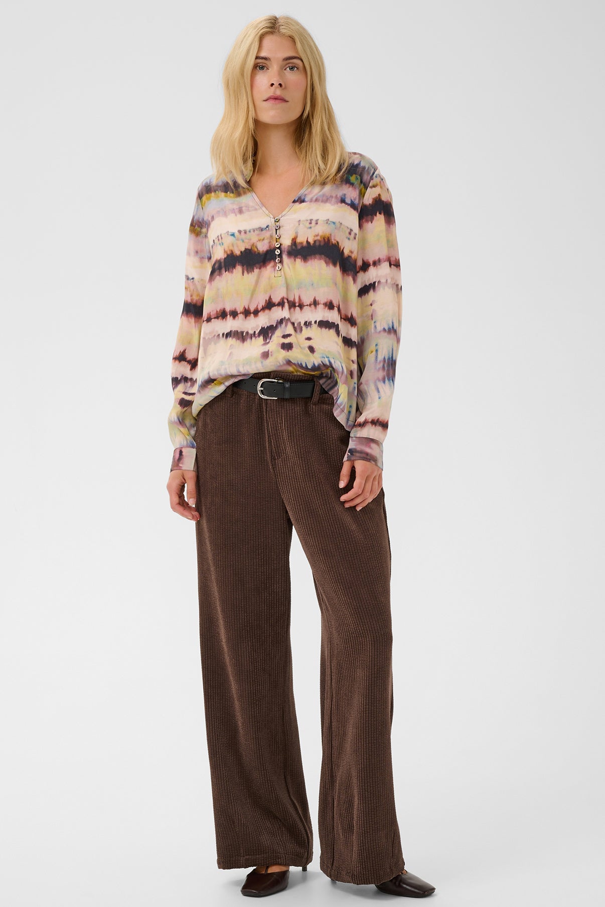 Langærmet bluse med burgundy og grønne batikmønstre, let oversized fit.