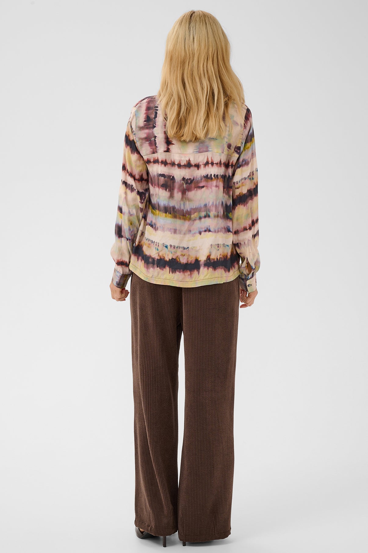 Langærmet bluse med bølgede bordeaux- og grønne tie-dye mønstre, slappe ærmer, set bagfra.
