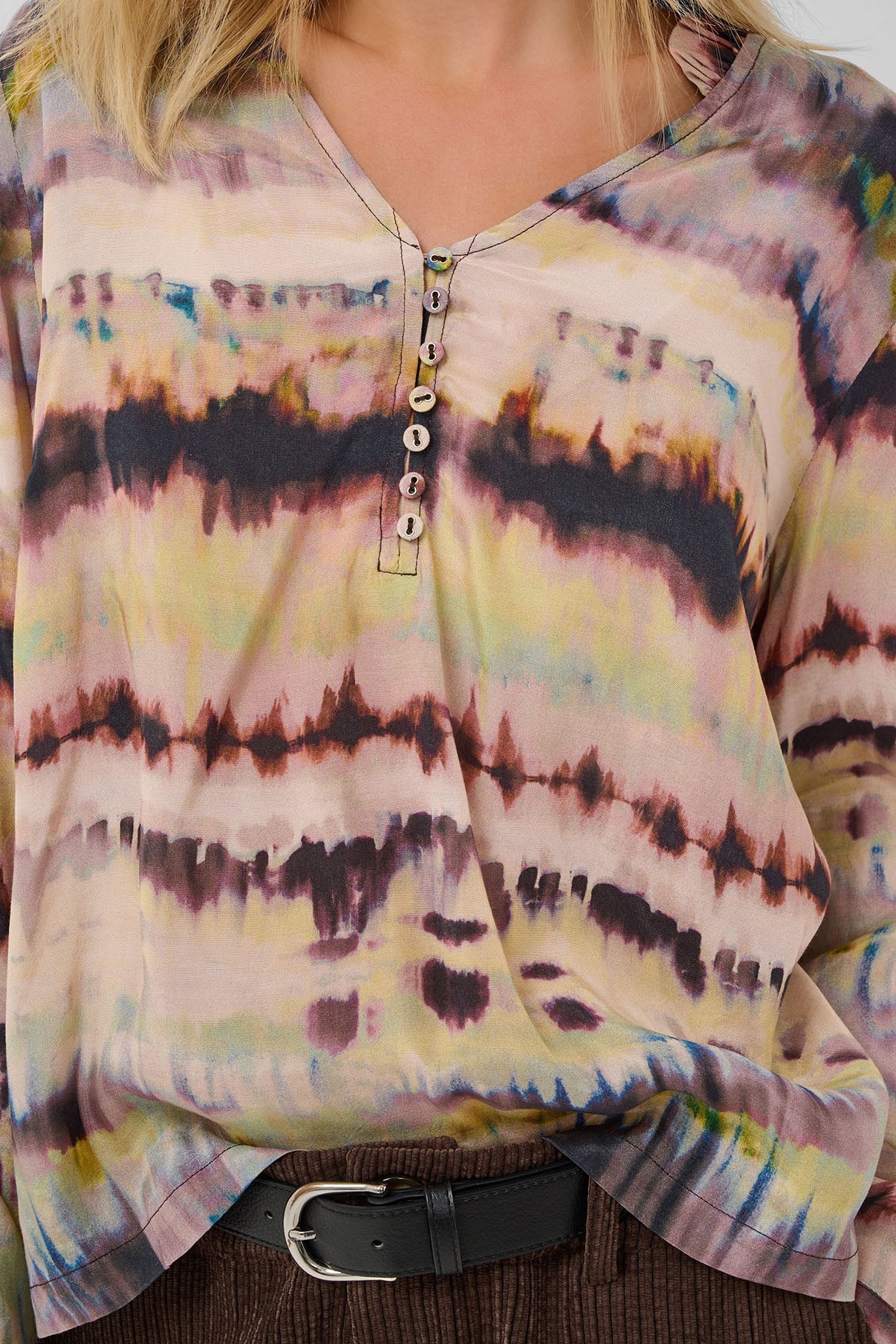 Langærmet bluse med burgundy, grøn og beige tie-dye mønster og knapper foran.