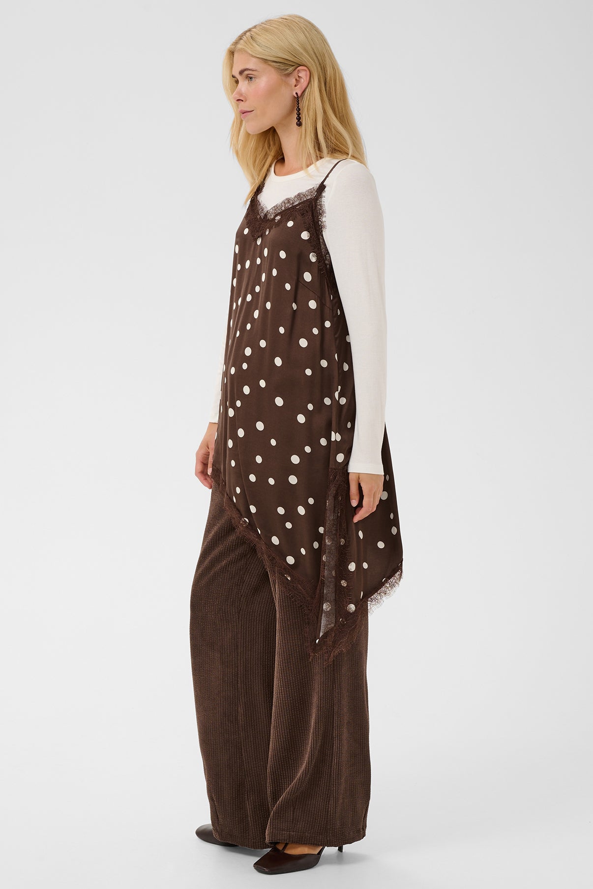 Brun asymmetrisk lang strop top med hvide prikker, let flowy pasform.