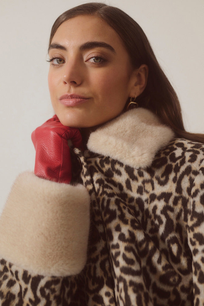 CUGIA - Kort leopard jakke med fake fur detaljer