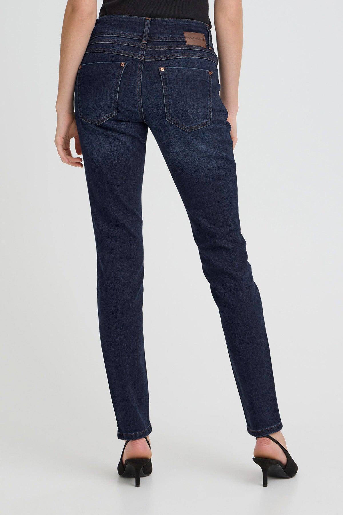 Mørkeblå højtaljede skinny jeans med stræk og baglommer, slank pasform.