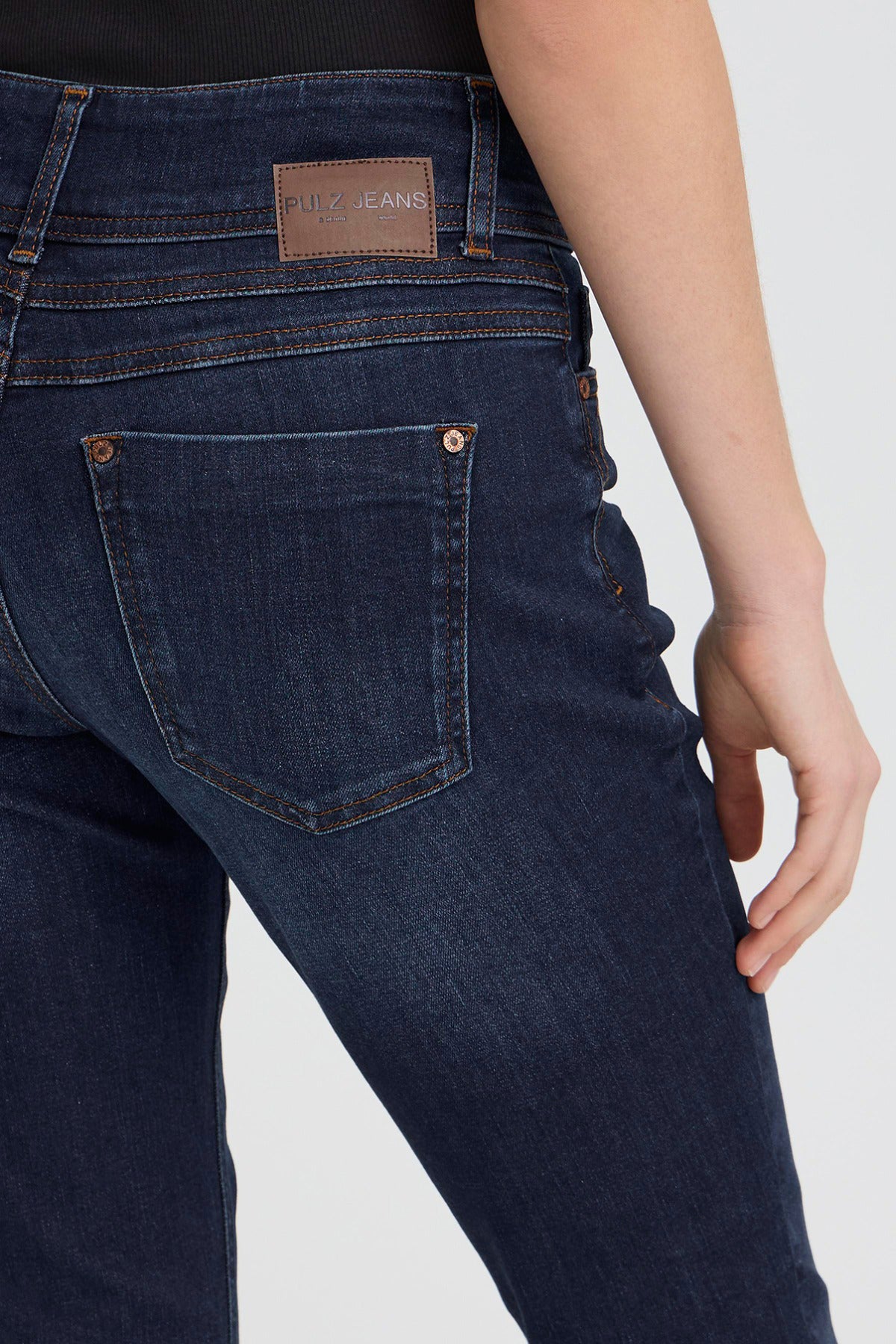Højtaljede mørkeblå skinny jeans i denim med baglomme og brun læderlabel ved linning.