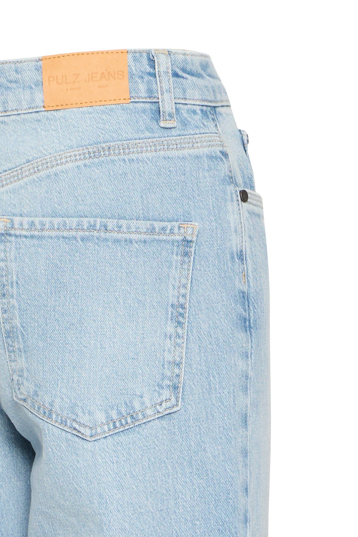 Lyseblå ultra højtaljede jeans med brede ben og baglomme med beige lædermærke.