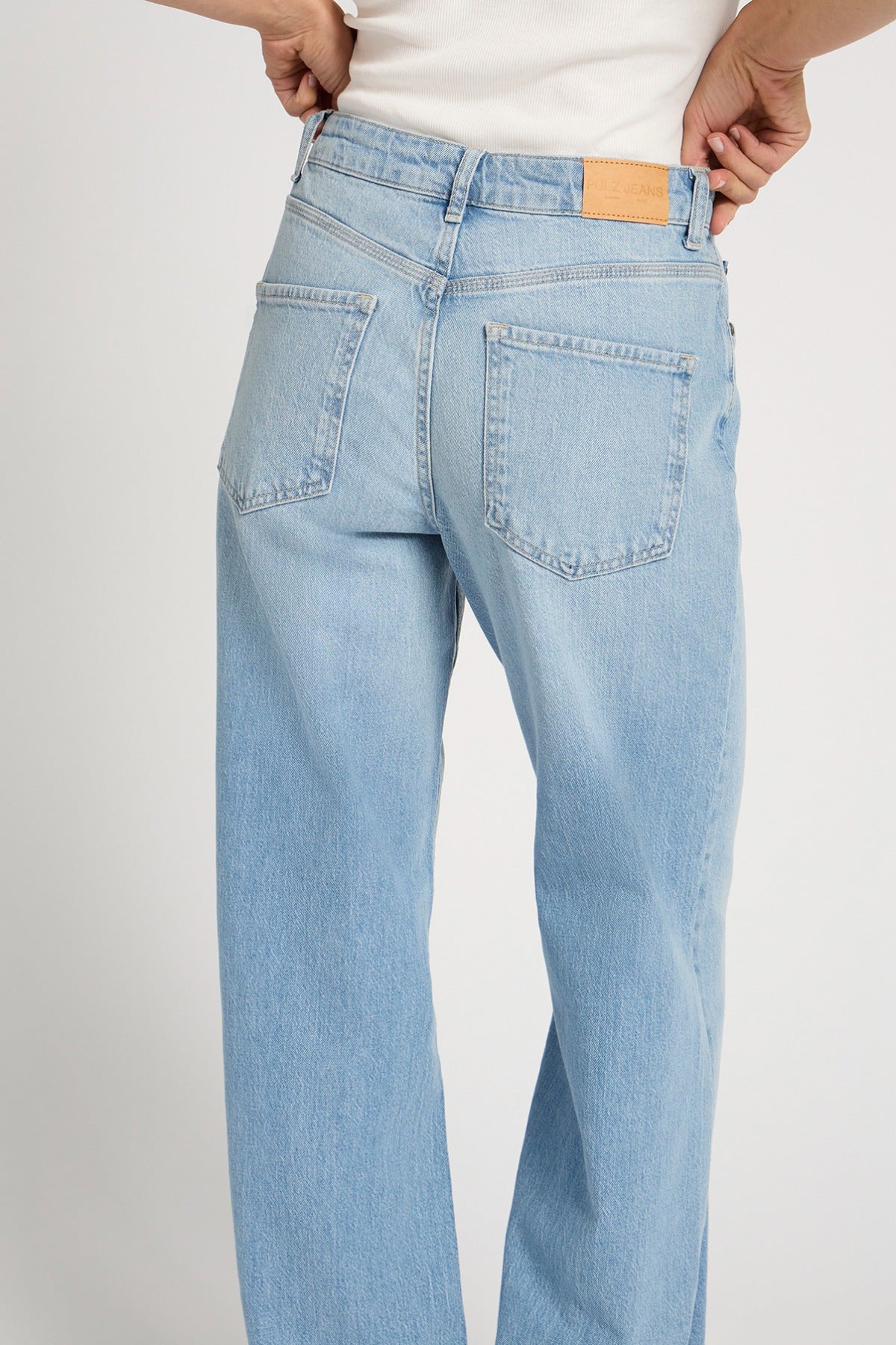 Lyseblå, ultra højtaljede jeans med brede ben og to baglommer i denim.